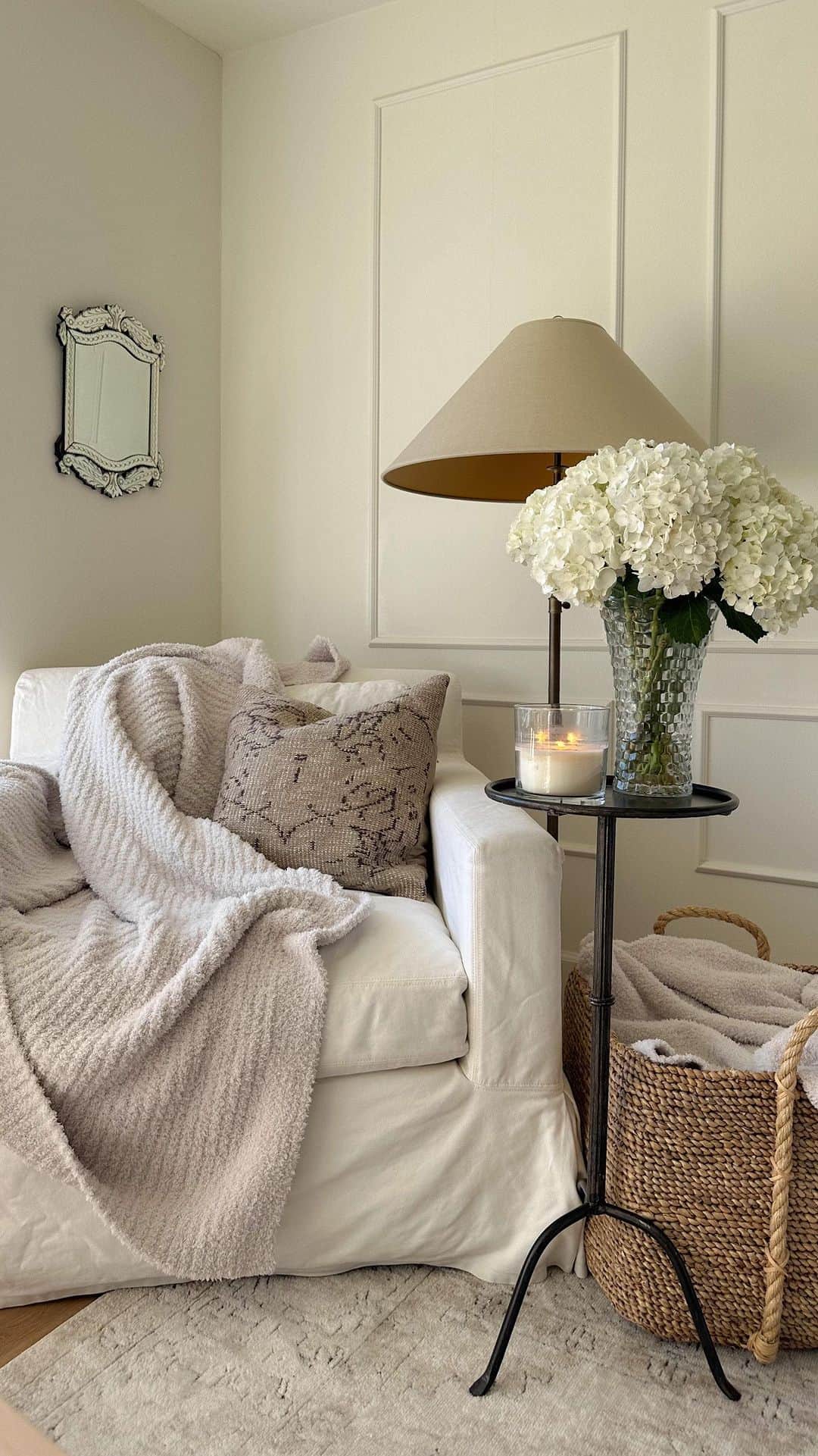 Nordstromのインスタグラム：「Cozy morning recipe: Butter-soft pj’s, warm coffee, a candle and a fluffy @barefootdreams blanket. Best shared with people & animals you love. Indulge regularly.​  ​  🎥 @caitlin_sauer」