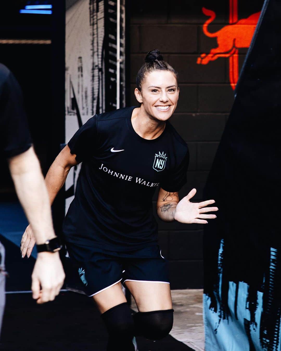 アリ・クリーガーのインスタグラム：「You’d think it’s my first time out on the field.. 🤣🤗 LFG.   @paramountplus 5pmET 🦇」
