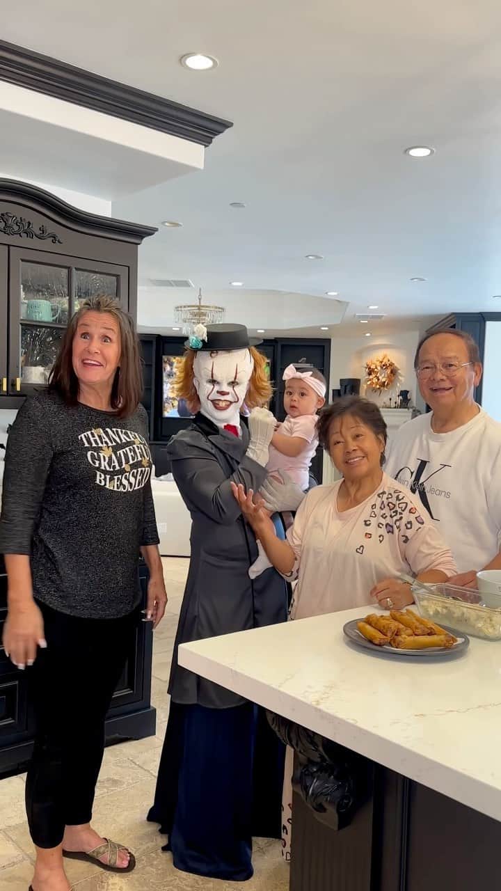 リアン Vのインスタグラム：「New Nanny… Penny Poppins! 🤡😱😂」