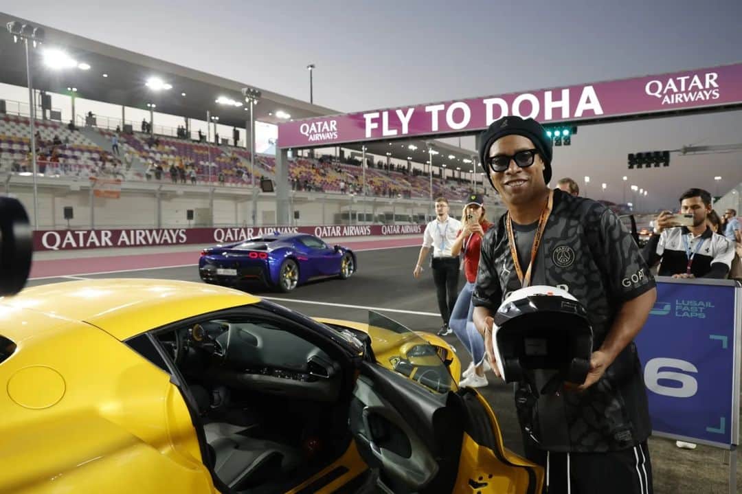 ロナウジーニョのインスタグラム：「Thanks for the invite!   #QatarGP #QatarAirways ✈️🤙🏾」
