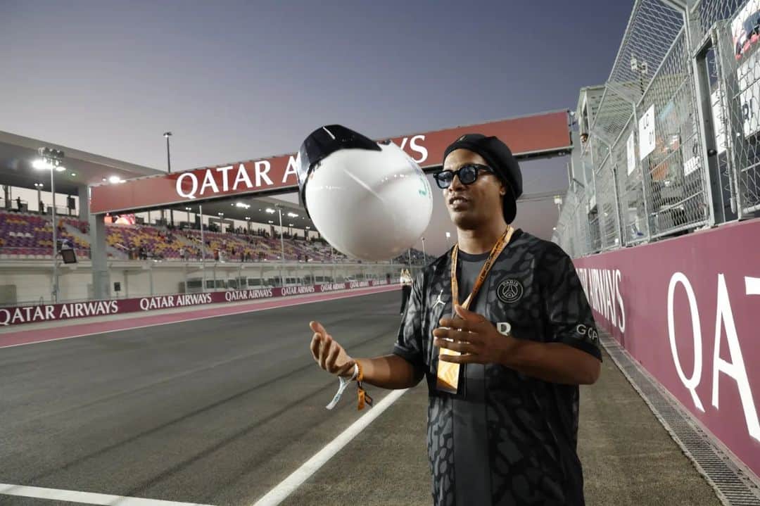 ロナウジーニョさんのインスタグラム写真 - (ロナウジーニョInstagram)「Thanks for the invite!   #QatarGP #QatarAirways ✈️🤙🏾」10月8日 2時17分 - ronaldinho