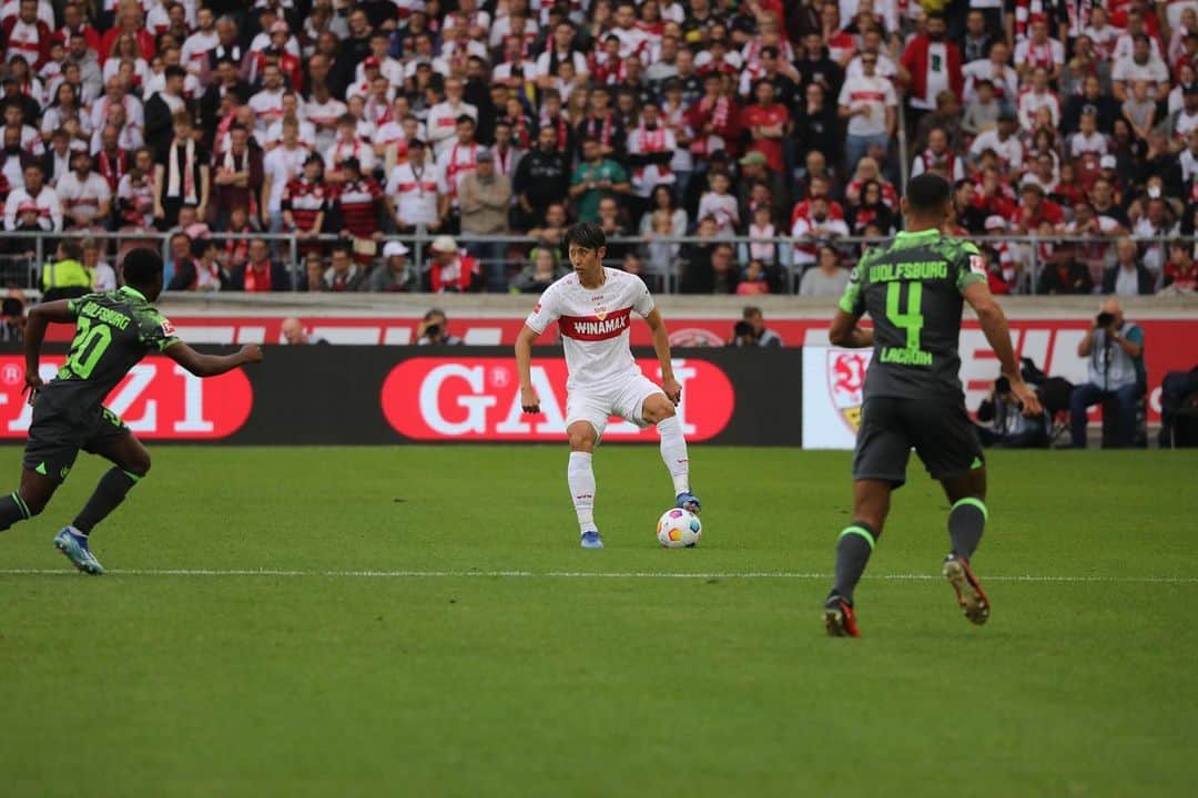 伊藤洋輝さんのインスタグラム写真 - (伊藤洋輝Instagram)「Great team effort and  Alle immer zusammen ⚪️🔴 #vfbstuttgart」10月8日 2時11分 - hiroki_ito38
