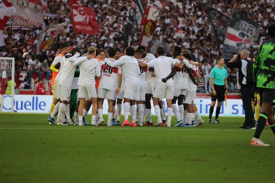 伊藤洋輝さんのインスタグラム写真 - (伊藤洋輝Instagram)「Great team effort and  Alle immer zusammen ⚪️🔴 #vfbstuttgart」10月8日 2時11分 - hiroki_ito38