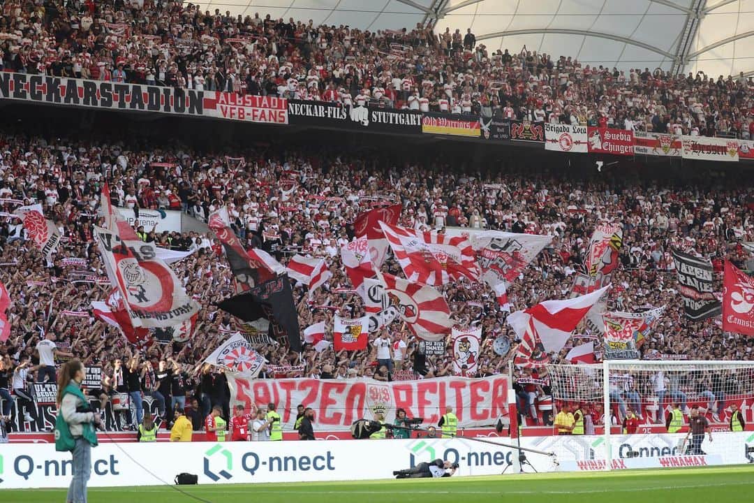 伊藤洋輝さんのインスタグラム写真 - (伊藤洋輝Instagram)「Great team effort and  Alle immer zusammen ⚪️🔴 #vfbstuttgart」10月8日 2時11分 - hiroki_ito38
