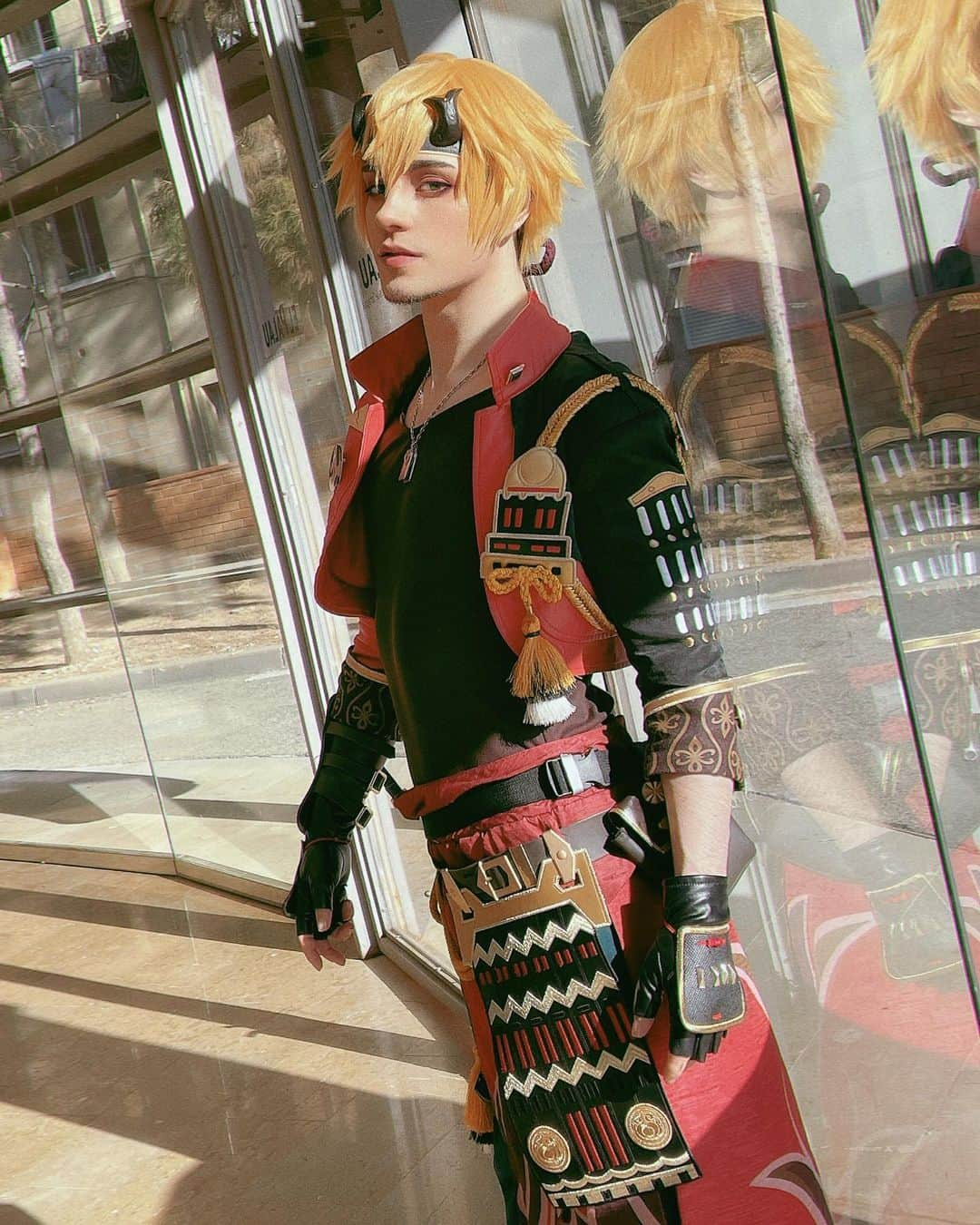 Geheさんのインスタグラム写真 - (GeheInstagram)「bunch o' Thomas 🍅🍅🍅  good lighting inside a con hall??? first time ever 😬🤣   #genshinimpact #thomacosplay #genshincosplay」10月8日 2時19分 - geheichou