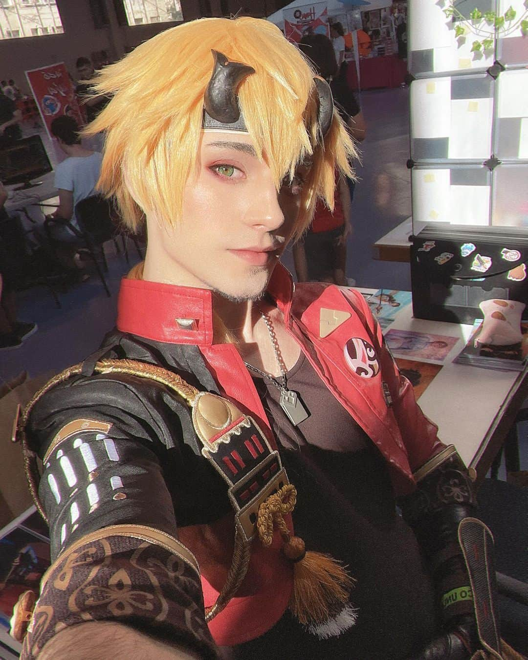 Geheのインスタグラム：「bunch o' Thomas 🍅🍅🍅  good lighting inside a con hall??? first time ever 😬🤣   #genshinimpact #thomacosplay #genshincosplay」