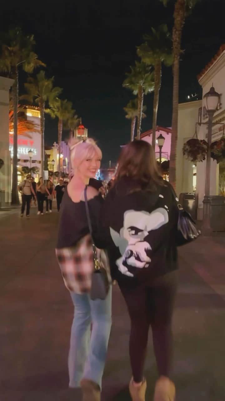 ローレン・グレイのインスタグラム：「spooky season has begun. thank u for having us @HorrorNights @UniStudios #universalhhn」