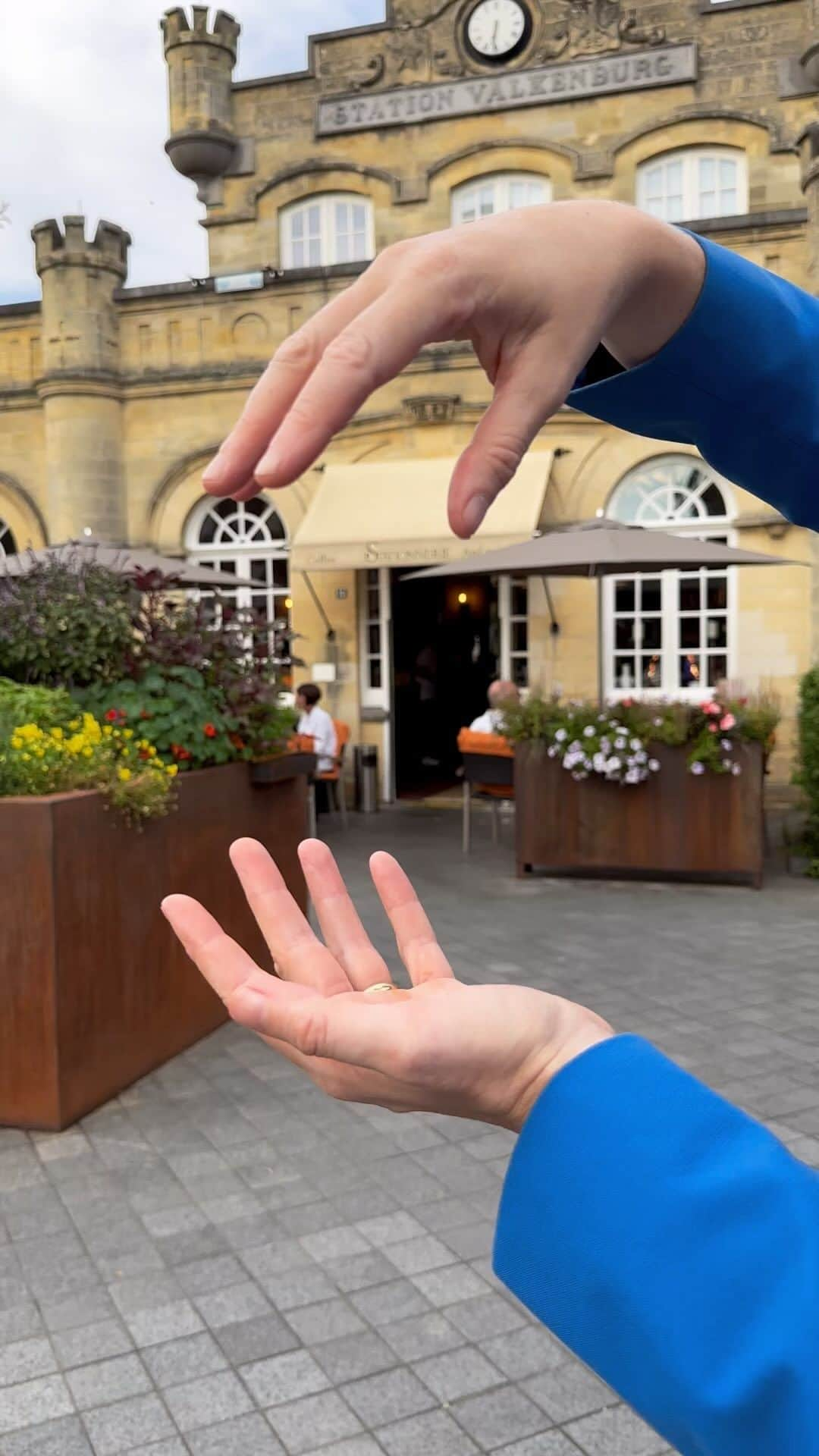 KLMオランダ航空のインスタグラム：「Just in! The reveal of our brand-new Delft Blue miniature house… ‘Station Valkenburg’! Did you know KLM launches a new house on its birthday every year? Where would you put this gem on display? 🏡✨   #KLM #Royaldutchairlines #royalblue #delftbluehouse #KLMhouse #104 #valkenburg #stationvalkenburg #limburg」