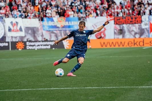 クリスチャン・ガンボアのインスタグラム：「+1️⃣ #vflbochum #bundesliga 💙🤍」