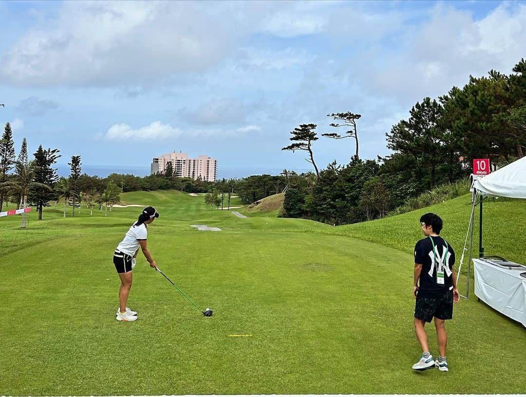 山村彩恵さんのインスタグラム写真 - (山村彩恵Instagram)「⛳️ かねひで美やらびオープン  76.71.72  27位タイ  最近の手ごたえが 結果に繋がってきだした試合でした⛳️🔥  なかなかラインとタッチが合わず チャンスを決めきることが できなかったですが、いい収穫があった、 全体的にすごく充実した3日間でした！！  ドライバーを変えて挑んだ試合だったんですが それも良かったです✨ ヨネックス最高です。石原さんありがとう ございます！！！  そして練習ラウンドの後には、 わたしのトレーナーさんのご縁で 宜野湾整形病院にも立ち寄らせて頂き ゴルフが大好きな院長先生と ゴルフと身体についてお話をさせて頂いたり 実際に体組成も測定して頂きました🙏！ (いろいろ丸裸になってしまったので がんばります🔥😅)  また、応援してくださっている 皆さん本当にいつもありがとうございます🔥✨  試合に出場できることに感謝して 楽しむ事を忘れずまた頑張ります✊❗️  次戦は武雄で行われる、サロンパスカップです⛳️  #かねひで美やらびオープン  #かねひで喜瀬カントリークラブ」10月8日 13時36分 - saensa629