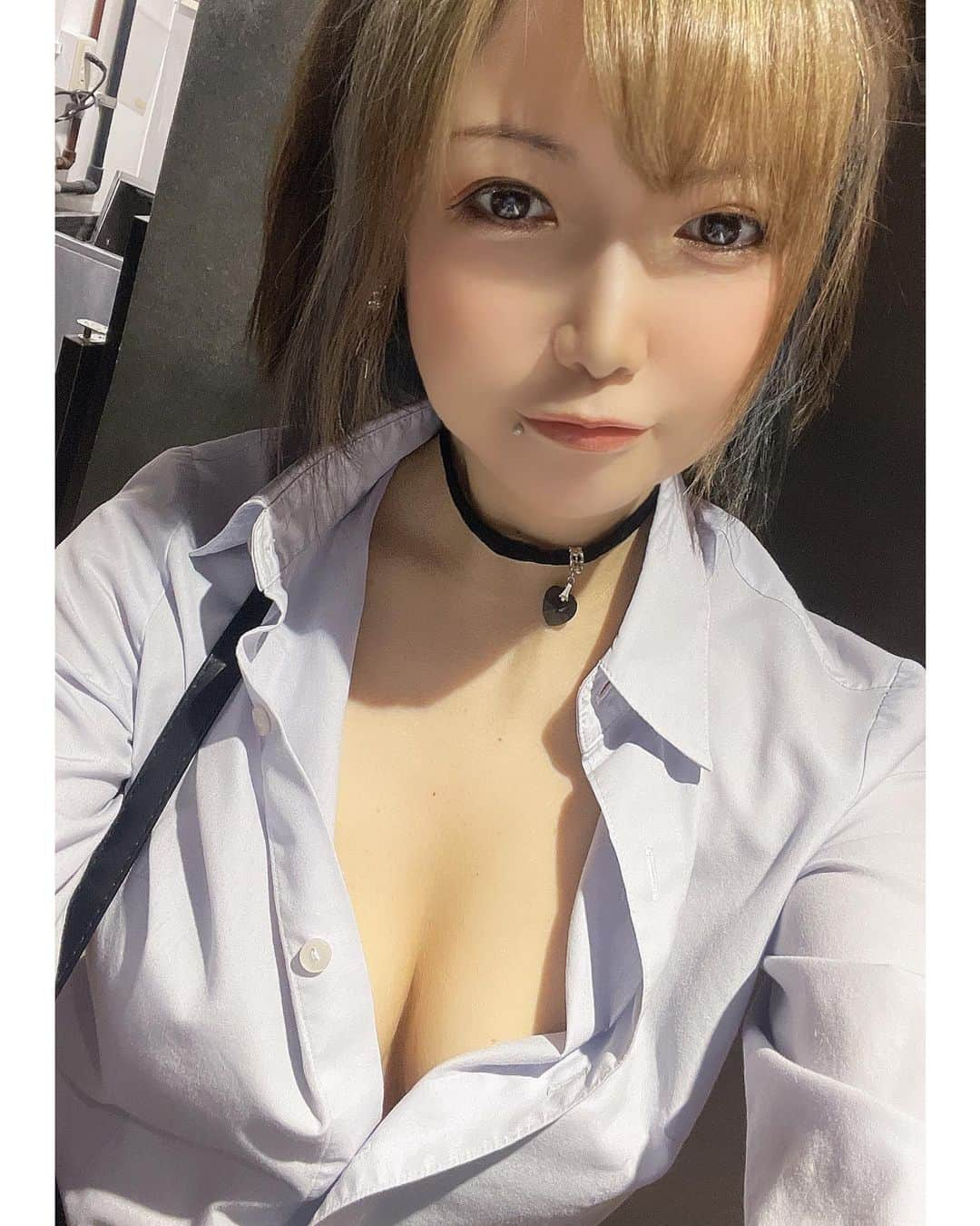 上野菜穂さんのインスタグラム写真 - (上野菜穂Instagram)「連勤してると制服姿ばっかで飽きちゃうよねぇ。 なんかいい方法考える🤔  #なぽりん#元av女優 #元セクシー女優 #sodland#女子社員酒場」10月8日 13時38分 - yozora_naho