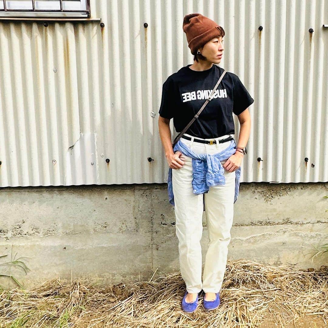 Yukarisuminoのインスタグラム：「@huskingbee_official のライブに行ってきた！25年振りのアルバム演奏ツアー初日は新代田のライブハウス。  ライブハウスに行くのは本当に久しぶりで入った瞬間の人の多さに軽くパニック（笑） いつもライブに一緒に行ってたお友達と懐かしい話をしながら‥ 集まってたお客さんはもちろんみんな同世代で、あの頃のキッズたちがおじさんおばさんになってた感じ。 記念にバンドTを買いました♡かわいい  さいこーーー！！！！」