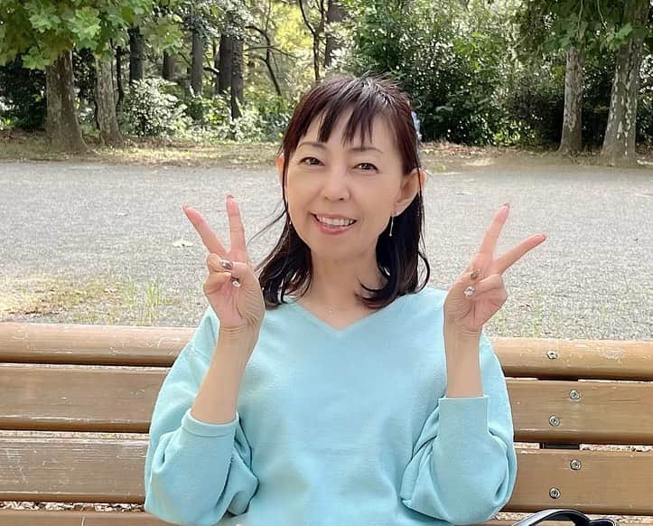 西原さおりのインスタグラム：「昨日は新宿御苑に出かけました コーンビーフビビンバのお弁当を持って。  この時期らしい爽やかないいお天気で、苑内は大にぎわい お気に入りのプラタナス並木のベンチでのんびり過ごしました😊  すっかり秋ですね〜  #新宿御苑 #ランチ #コーンビーフ」