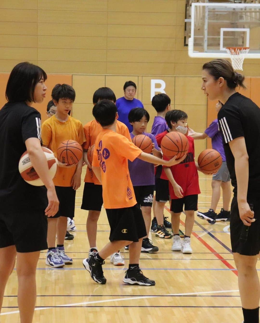 栗原三佳さんのインスタグラム写真 - (栗原三佳Instagram)「文京区クリニック🏀  姉アンテ(アンテロープスOG)で地域貢献活動に行ってきました✨  今回も終始笑顔で楽しくできたと思います😊 ここから未来のバスケ選手が出てくると思うと教えるのも楽しいですね😎   #文京区  #バスケットボール  #クリニック  #地域貢献活動  #姉アンテ  #antelopes  #ANTELOPES」10月8日 17時30分 - 24.sou_kurihara.mika