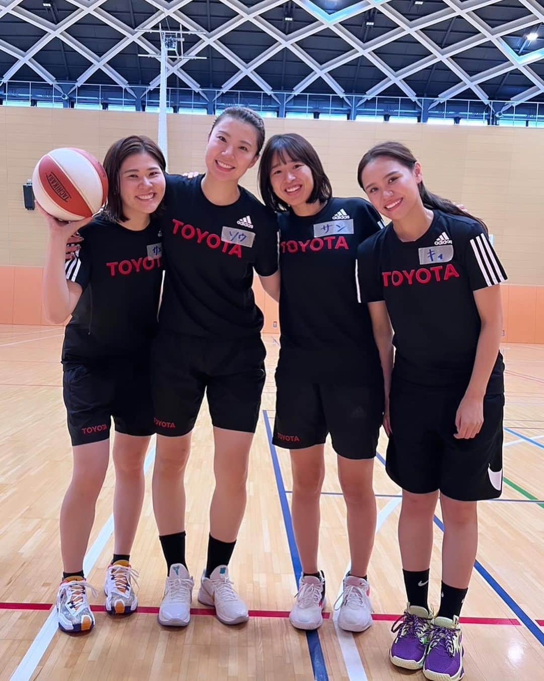 栗原三佳さんのインスタグラム写真 - (栗原三佳Instagram)「文京区クリニック🏀  姉アンテ(アンテロープスOG)で地域貢献活動に行ってきました✨  今回も終始笑顔で楽しくできたと思います😊 ここから未来のバスケ選手が出てくると思うと教えるのも楽しいですね😎   #文京区  #バスケットボール  #クリニック  #地域貢献活動  #姉アンテ  #antelopes  #ANTELOPES」10月8日 17時30分 - 24.sou_kurihara.mika