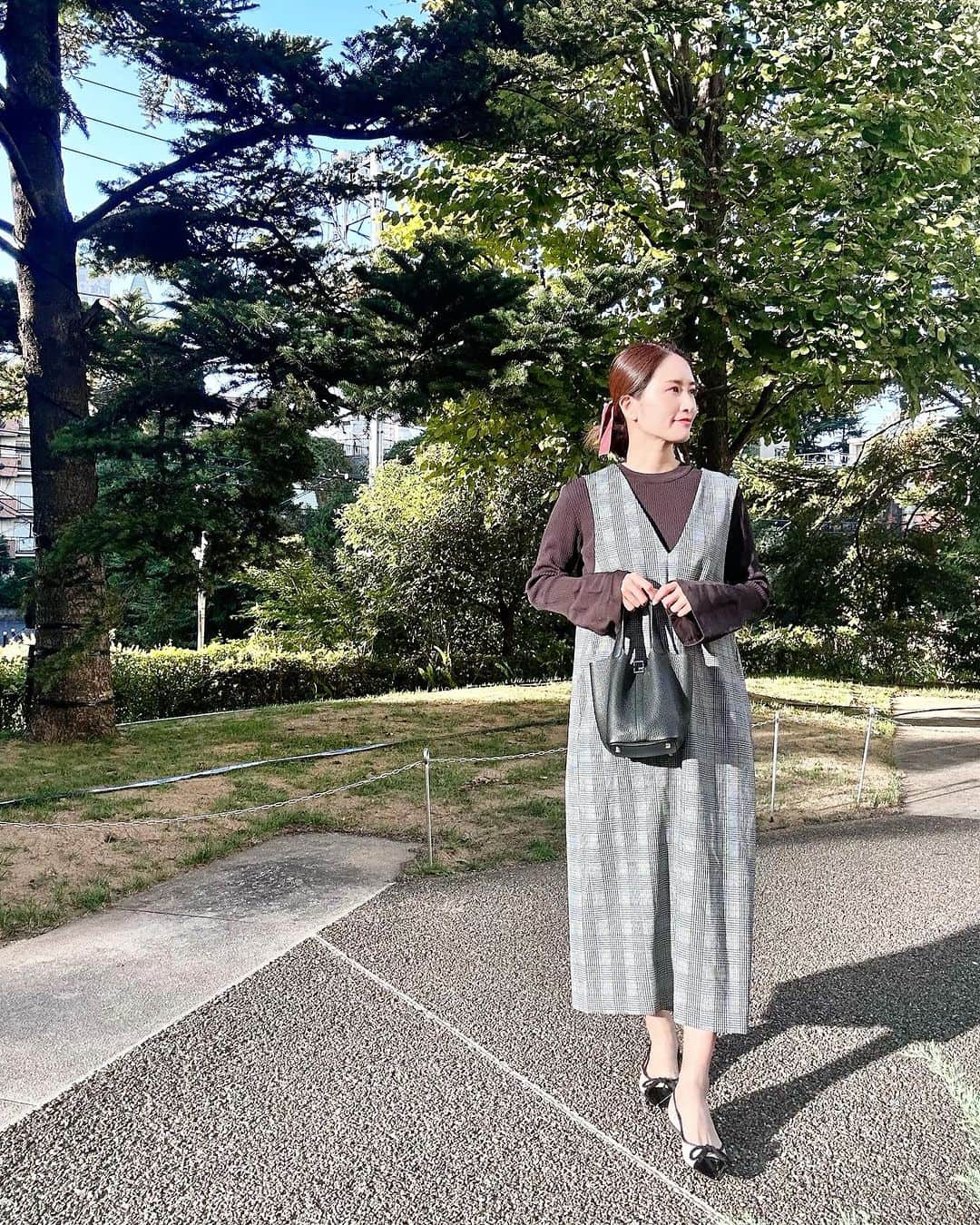 KAORI.OMURA 大村香織さんのインスタグラム写真 - (KAORI.OMURA 大村香織Instagram)「秋物🍂の出番がきた。笑  @elura_official さんの 展示会でオーダーしていた お洋服を早速😆  お気付きの方 いらっしゃるかも。笑  私はジャンパースカートが 好きだったりする…♡  好きなチェック柄を選びました😆  散歩が楽しい季節 沢山お出かけしたいですね！  #pr#エルーラ #大人の悩みに効くコーデ #44歳#休日コーデ」10月8日 12時08分 - kaori.omura