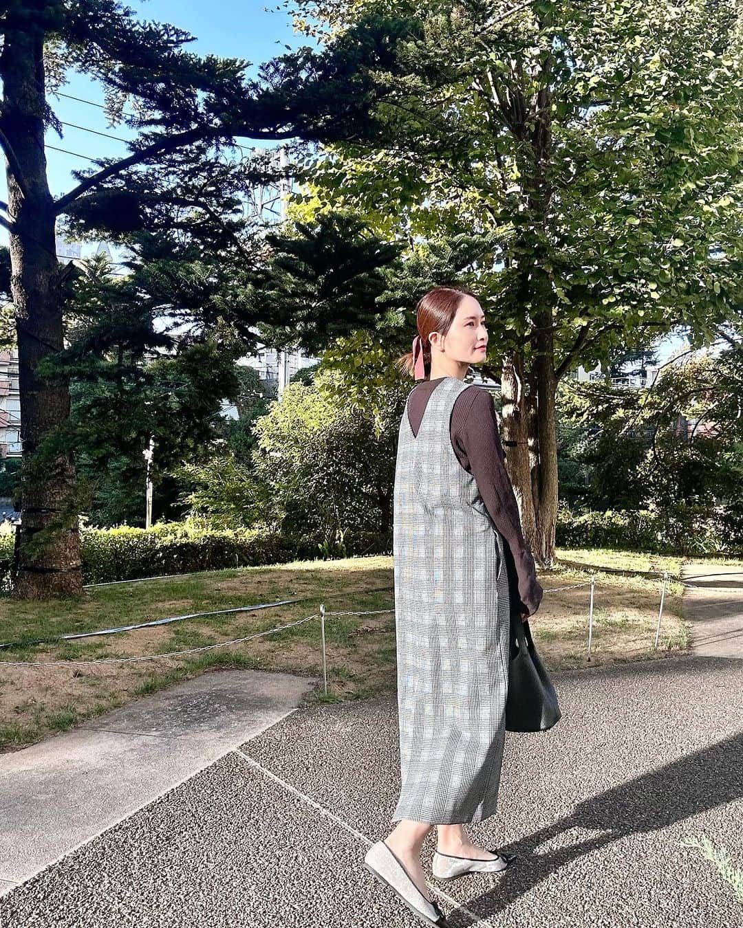 KAORI.OMURA 大村香織のインスタグラム：「秋物🍂の出番がきた。笑  @elura_official さんの 展示会でオーダーしていた お洋服を早速😆  お気付きの方 いらっしゃるかも。笑  私はジャンパースカートが 好きだったりする…♡  好きなチェック柄を選びました😆  散歩が楽しい季節 沢山お出かけしたいですね！  #pr#エルーラ #大人の悩みに効くコーデ #44歳#休日コーデ」
