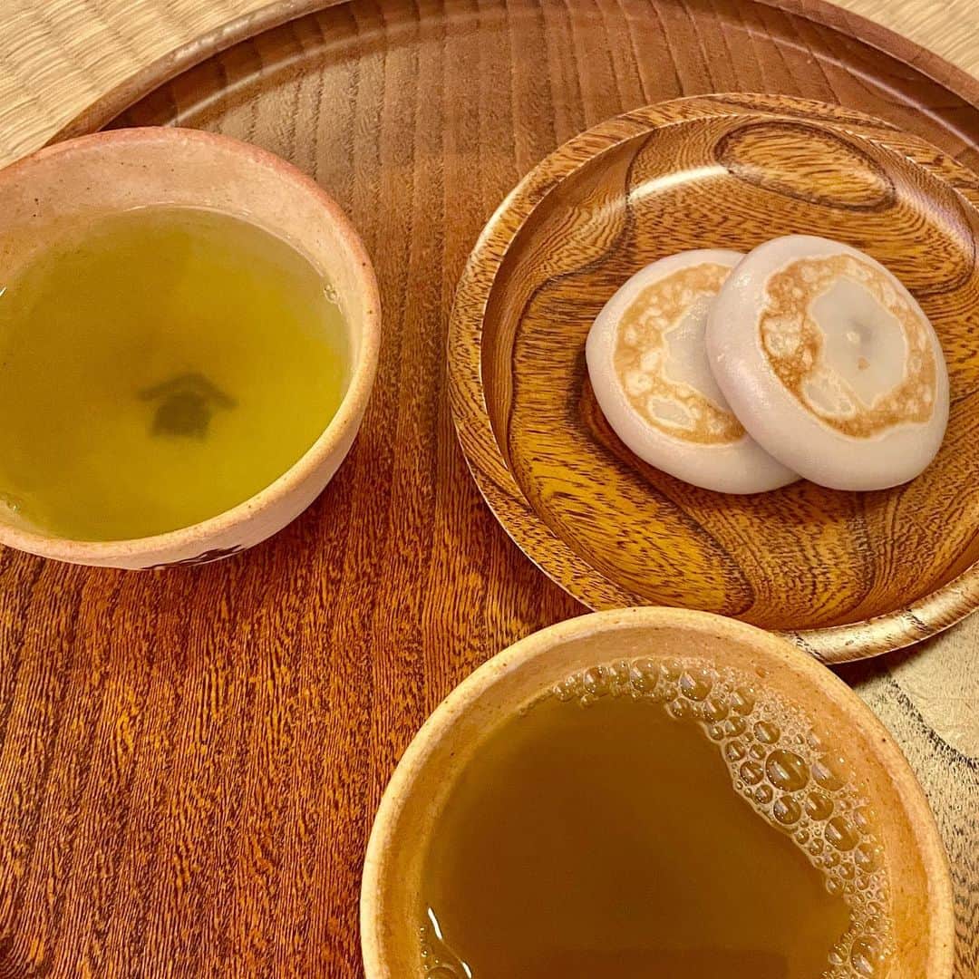 西山野園美さんのインスタグラム写真 - (西山野園美Instagram)「××  過去のものですが伊勢と名古屋で食べたもの記録しておきます。(載せるタイミング見失ったシリーズ)  伊勢神宮で直会した時に食べた物がなにもかも美味しかった…… 甘酒フローズン、赤福氷、うな重、へんば餅、ぬれおかき、伊勢うどん、松坂牛牛丼、二軒茶屋餅、きしめん(名古屋)、きな粉かき氷(名古屋)、他にも松坂牛牛串、きゅうりと松坂牛味噌だれ、みたらし団子やきな粉だんご、戦国団子、赤福、なが餅などなど(ほぼ餅………)  おかげ横丁にある山村牛乳のコーヒーミルクソフトフロートが衝撃的な美味しさで忘れられません(写真撮る前に完食してしまった)  おかげ横丁驚くほどどの店の食べ物も本気で美味しくて感動しました！！  また行きたいです😄  × ×  #伊勢神宮 #伊勢おかげ横丁 #おかげ横丁食べ歩き #伊勢グルメ #名古屋グルメ #isejingu #ise #mie #nagoya」10月8日 12時10分 - nozoccho