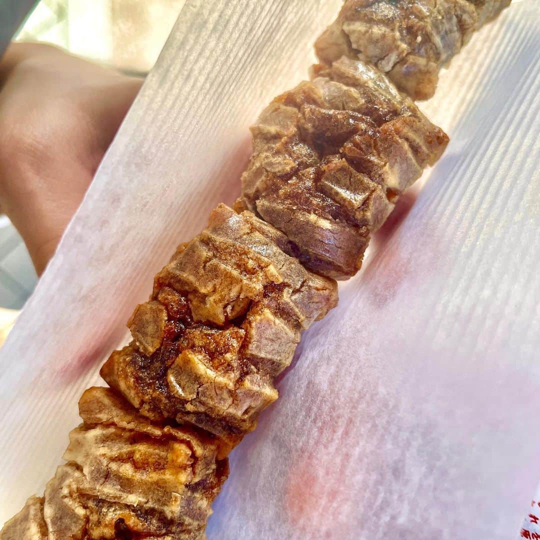 西山野園美さんのインスタグラム写真 - (西山野園美Instagram)「××  過去のものですが伊勢と名古屋で食べたもの記録しておきます。(載せるタイミング見失ったシリーズ)  伊勢神宮で直会した時に食べた物がなにもかも美味しかった…… 甘酒フローズン、赤福氷、うな重、へんば餅、ぬれおかき、伊勢うどん、松坂牛牛丼、二軒茶屋餅、きしめん(名古屋)、きな粉かき氷(名古屋)、他にも松坂牛牛串、きゅうりと松坂牛味噌だれ、みたらし団子やきな粉だんご、戦国団子、赤福、なが餅などなど(ほぼ餅………)  おかげ横丁にある山村牛乳のコーヒーミルクソフトフロートが衝撃的な美味しさで忘れられません(写真撮る前に完食してしまった)  おかげ横丁驚くほどどの店の食べ物も本気で美味しくて感動しました！！  また行きたいです😄  × ×  #伊勢神宮 #伊勢おかげ横丁 #おかげ横丁食べ歩き #伊勢グルメ #名古屋グルメ #isejingu #ise #mie #nagoya」10月8日 12時10分 - nozoccho