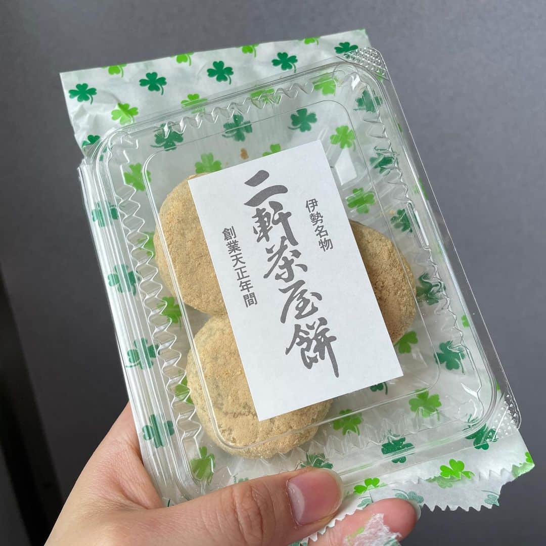 西山野園美さんのインスタグラム写真 - (西山野園美Instagram)「××  過去のものですが伊勢と名古屋で食べたもの記録しておきます。(載せるタイミング見失ったシリーズ)  伊勢神宮で直会した時に食べた物がなにもかも美味しかった…… 甘酒フローズン、赤福氷、うな重、へんば餅、ぬれおかき、伊勢うどん、松坂牛牛丼、二軒茶屋餅、きしめん(名古屋)、きな粉かき氷(名古屋)、他にも松坂牛牛串、きゅうりと松坂牛味噌だれ、みたらし団子やきな粉だんご、戦国団子、赤福、なが餅などなど(ほぼ餅………)  おかげ横丁にある山村牛乳のコーヒーミルクソフトフロートが衝撃的な美味しさで忘れられません(写真撮る前に完食してしまった)  おかげ横丁驚くほどどの店の食べ物も本気で美味しくて感動しました！！  また行きたいです😄  × ×  #伊勢神宮 #伊勢おかげ横丁 #おかげ横丁食べ歩き #伊勢グルメ #名古屋グルメ #isejingu #ise #mie #nagoya」10月8日 12時10分 - nozoccho