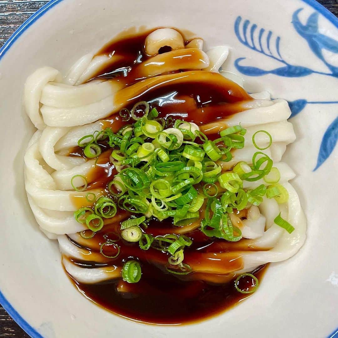 西山野園美さんのインスタグラム写真 - (西山野園美Instagram)「××  過去のものですが伊勢と名古屋で食べたもの記録しておきます。(載せるタイミング見失ったシリーズ)  伊勢神宮で直会した時に食べた物がなにもかも美味しかった…… 甘酒フローズン、赤福氷、うな重、へんば餅、ぬれおかき、伊勢うどん、松坂牛牛丼、二軒茶屋餅、きしめん(名古屋)、きな粉かき氷(名古屋)、他にも松坂牛牛串、きゅうりと松坂牛味噌だれ、みたらし団子やきな粉だんご、戦国団子、赤福、なが餅などなど(ほぼ餅………)  おかげ横丁にある山村牛乳のコーヒーミルクソフトフロートが衝撃的な美味しさで忘れられません(写真撮る前に完食してしまった)  おかげ横丁驚くほどどの店の食べ物も本気で美味しくて感動しました！！  また行きたいです😄  × ×  #伊勢神宮 #伊勢おかげ横丁 #おかげ横丁食べ歩き #伊勢グルメ #名古屋グルメ #isejingu #ise #mie #nagoya」10月8日 12時10分 - nozoccho