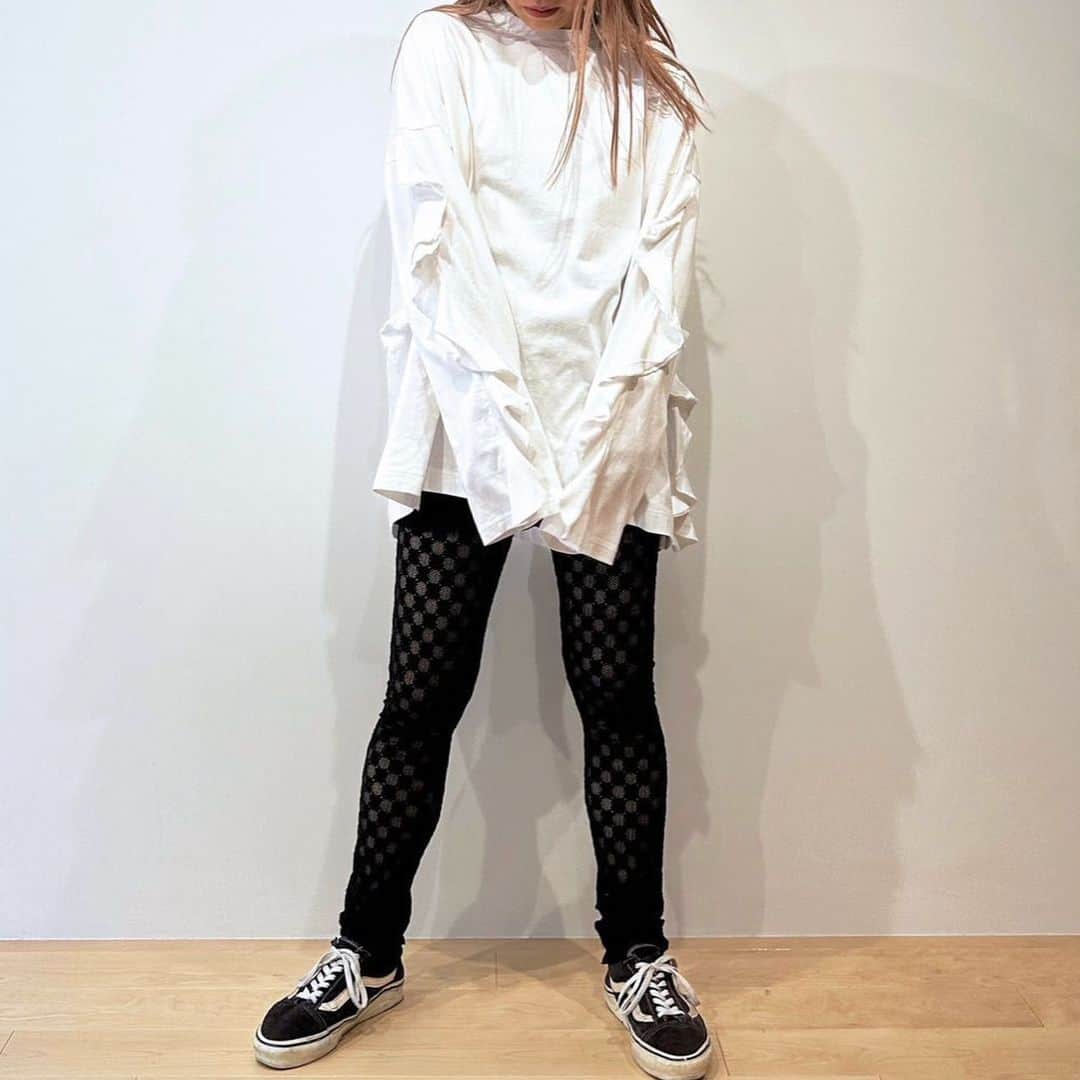 ホリデイのインスタグラム：「2024 SPRING COLLECTION  SUPER FINE DRY RUFFLE RUFFLE TOPSはフリルが大きくなったことで少し大人っぽい印象になりました。XLサイズは特にレギンスやフレアスキニーなどコンパクトなボトムスにバサっと合わせるスタイリングがおすすめです。 ⁡ Height: 160cm Tops: XXL Bottoms: ONE @fakari_wadatsu ⁡ #HOLIDAY_PR #HOLIDAY2024spring #HOLIDAY2024springstyle」
