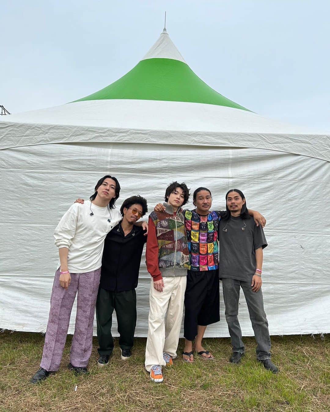 のインスタグラム：「BUSAN INTERNATIONAL ROCK FESTIVAL 2023楽しかったぜ！！🇰🇷 またライブしたいっ！！！ 最後はパスポート忘れた人の写真。。。  #imase   key. @jun_plays_pf  Ba. @agurihayashibass  Gt. @morisee_acc  Dr. @bobo_drums」