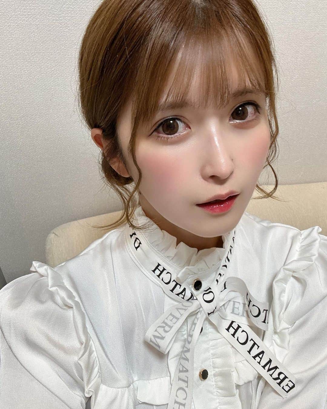 のインスタグラム：「チーク濃かった日🍎」