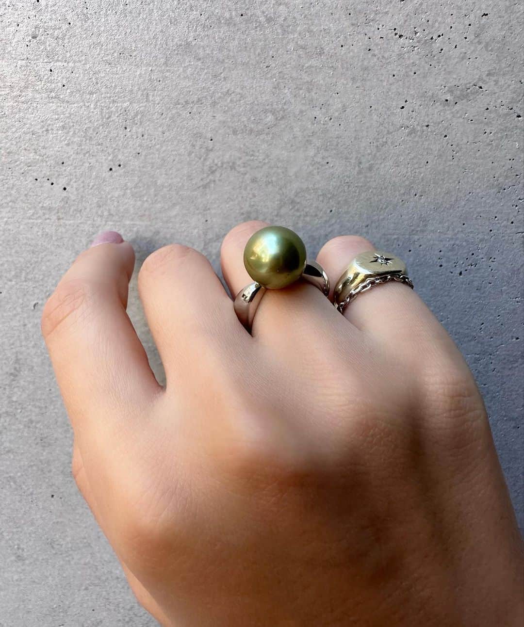 内田奈々さんのインスタグラム写真 - (内田奈々Instagram)「Akoya Pearl Collection ⁡ アコヤ以外にもタヒチや白蝶貝のパールのリングもご用意しています♡ ⁡ パールを探されていた方はぜひご相談ください。 ⁡ ＿＿＿＿＿＿＿＿＿＿＿＿＿＿＿ 直営店は2023年5月1日から不定期営業になります。 ハイライトに営業日記載あり ⁡ お問い合わせ専用公式LINE @ nananbijouxxx (@マークを入れて検索) ※InstagramのDMでのお問い合わせは承っておりません。 #nananbijouxxx #akoyapearl #tahitipearl #アコヤパール #あこや真珠  #タヒチパール」10月8日 12時29分 - nana_uchida