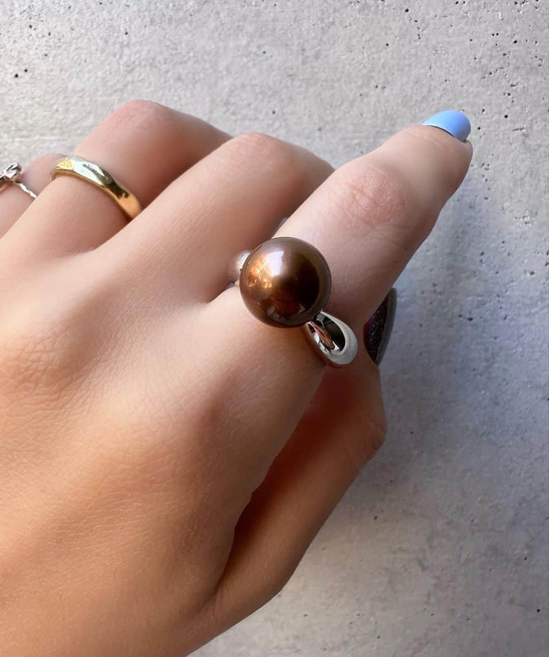 内田奈々さんのインスタグラム写真 - (内田奈々Instagram)「Akoya Pearl Collection ⁡ アコヤ以外にもタヒチや白蝶貝のパールのリングもご用意しています♡ ⁡ パールを探されていた方はぜひご相談ください。 ⁡ ＿＿＿＿＿＿＿＿＿＿＿＿＿＿＿ 直営店は2023年5月1日から不定期営業になります。 ハイライトに営業日記載あり ⁡ お問い合わせ専用公式LINE @ nananbijouxxx (@マークを入れて検索) ※InstagramのDMでのお問い合わせは承っておりません。 #nananbijouxxx #akoyapearl #tahitipearl #アコヤパール #あこや真珠  #タヒチパール」10月8日 12時29分 - nana_uchida