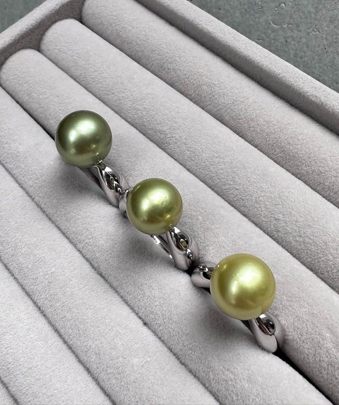 内田奈々さんのインスタグラム写真 - (内田奈々Instagram)「Akoya Pearl Collection ⁡ アコヤ以外にもタヒチや白蝶貝のパールのリングもご用意しています♡ ⁡ パールを探されていた方はぜひご相談ください。 ⁡ ＿＿＿＿＿＿＿＿＿＿＿＿＿＿＿ 直営店は2023年5月1日から不定期営業になります。 ハイライトに営業日記載あり ⁡ お問い合わせ専用公式LINE @ nananbijouxxx (@マークを入れて検索) ※InstagramのDMでのお問い合わせは承っておりません。 #nananbijouxxx #akoyapearl #tahitipearl #アコヤパール #あこや真珠  #タヒチパール」10月8日 12時29分 - nana_uchida