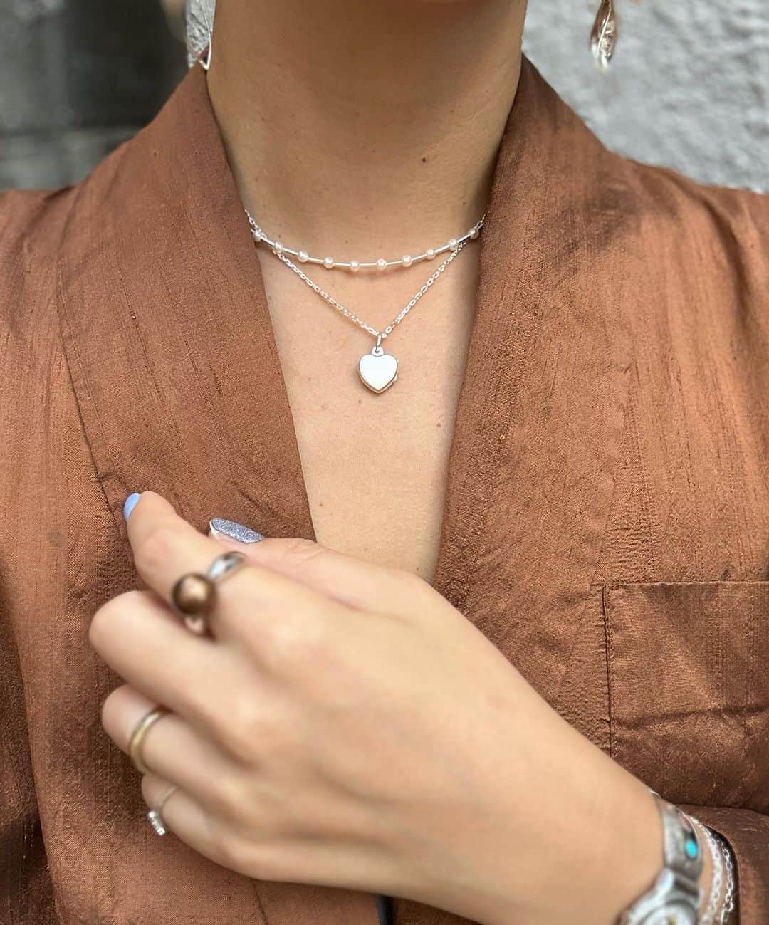 内田奈々さんのインスタグラム写真 - (内田奈々Instagram)「Akoya Pearl Collection ⁡ アコヤ以外にもタヒチや白蝶貝のパールのリングもご用意しています♡ ⁡ パールを探されていた方はぜひご相談ください。 ⁡ ＿＿＿＿＿＿＿＿＿＿＿＿＿＿＿ 直営店は2023年5月1日から不定期営業になります。 ハイライトに営業日記載あり ⁡ お問い合わせ専用公式LINE @ nananbijouxxx (@マークを入れて検索) ※InstagramのDMでのお問い合わせは承っておりません。 #nananbijouxxx #akoyapearl #tahitipearl #アコヤパール #あこや真珠  #タヒチパール」10月8日 12時29分 - nana_uchida