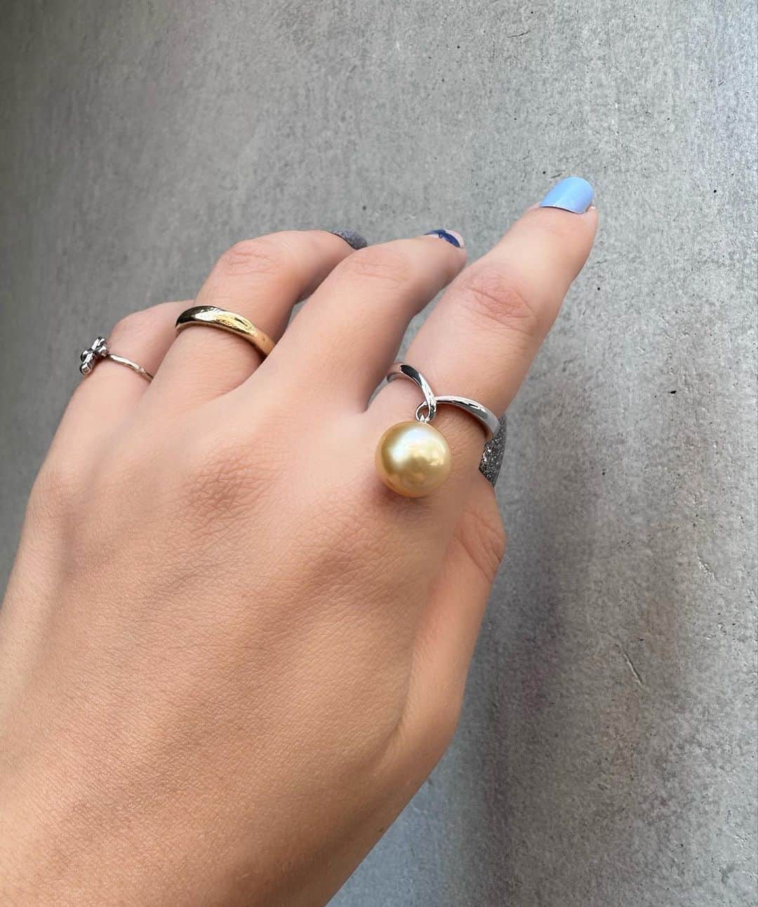 内田奈々さんのインスタグラム写真 - (内田奈々Instagram)「Akoya Pearl Collection ⁡ アコヤ以外にもタヒチや白蝶貝のパールのリングもご用意しています♡ ⁡ パールを探されていた方はぜひご相談ください。 ⁡ ＿＿＿＿＿＿＿＿＿＿＿＿＿＿＿ 直営店は2023年5月1日から不定期営業になります。 ハイライトに営業日記載あり ⁡ お問い合わせ専用公式LINE @ nananbijouxxx (@マークを入れて検索) ※InstagramのDMでのお問い合わせは承っておりません。 #nananbijouxxx #akoyapearl #tahitipearl #アコヤパール #あこや真珠  #タヒチパール」10月8日 12時29分 - nana_uchida