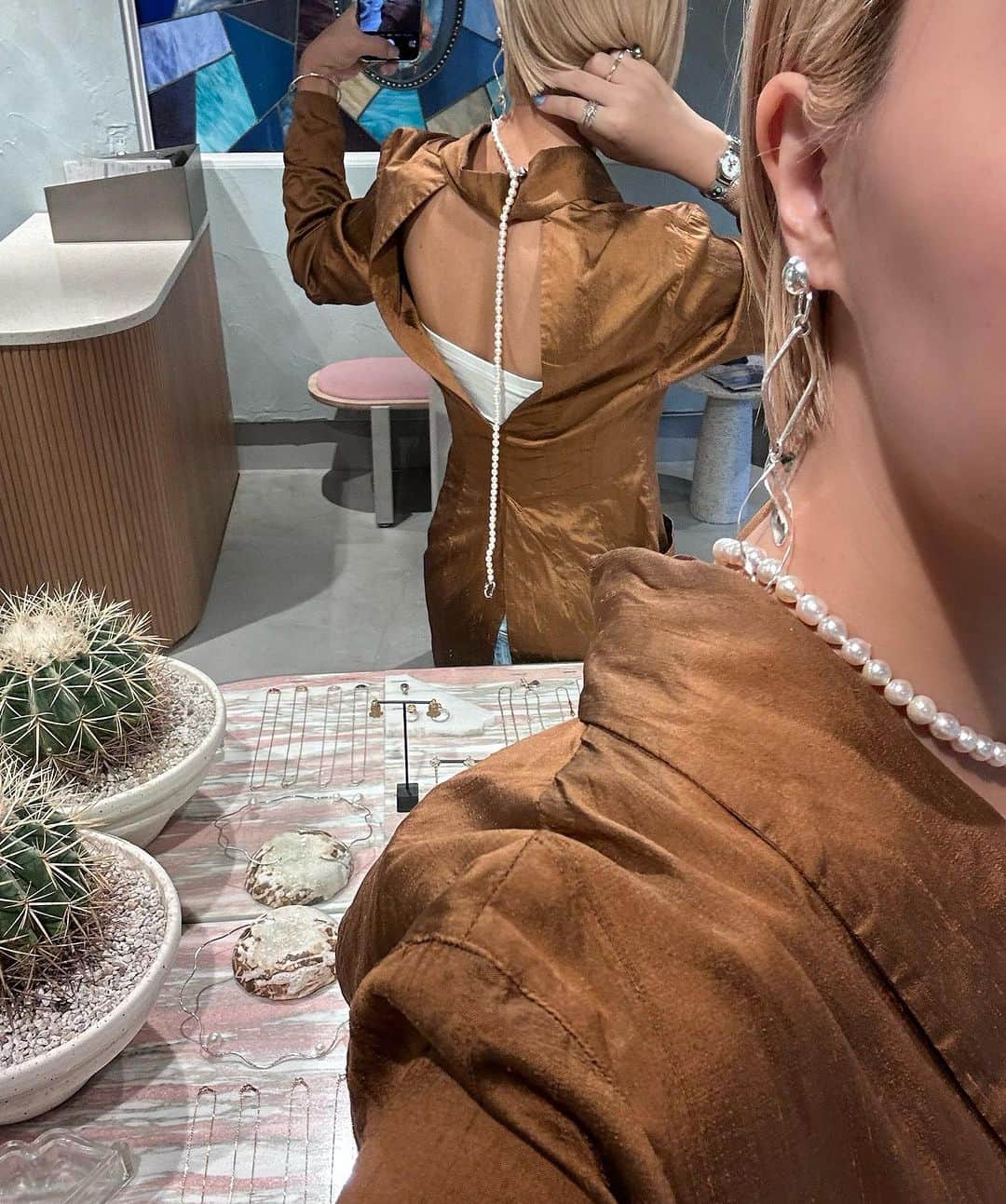 内田奈々さんのインスタグラム写真 - (内田奈々Instagram)「Akoya Pearl Collection ⁡ アコヤ以外にもタヒチや白蝶貝のパールのリングもご用意しています♡ ⁡ パールを探されていた方はぜひご相談ください。 ⁡ ＿＿＿＿＿＿＿＿＿＿＿＿＿＿＿ 直営店は2023年5月1日から不定期営業になります。 ハイライトに営業日記載あり ⁡ お問い合わせ専用公式LINE @ nananbijouxxx (@マークを入れて検索) ※InstagramのDMでのお問い合わせは承っておりません。 #nananbijouxxx #akoyapearl #tahitipearl #アコヤパール #あこや真珠  #タヒチパール」10月8日 12時29分 - nana_uchida