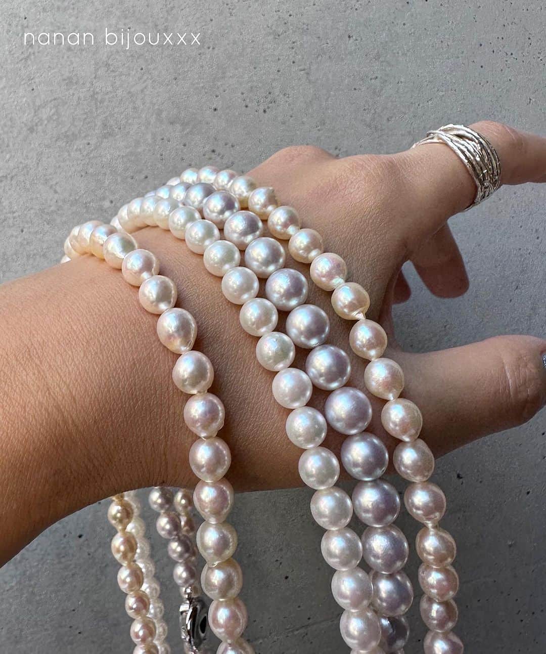 内田奈々のインスタグラム：「Akoya Pearl Collection ⁡ アコヤ以外にもタヒチや白蝶貝のパールのリングもご用意しています♡ ⁡ パールを探されていた方はぜひご相談ください。 ⁡ ＿＿＿＿＿＿＿＿＿＿＿＿＿＿＿ 直営店は2023年5月1日から不定期営業になります。 ハイライトに営業日記載あり ⁡ お問い合わせ専用公式LINE @ nananbijouxxx (@マークを入れて検索) ※InstagramのDMでのお問い合わせは承っておりません。 #nananbijouxxx #akoyapearl #tahitipearl #アコヤパール #あこや真珠  #タヒチパール」
