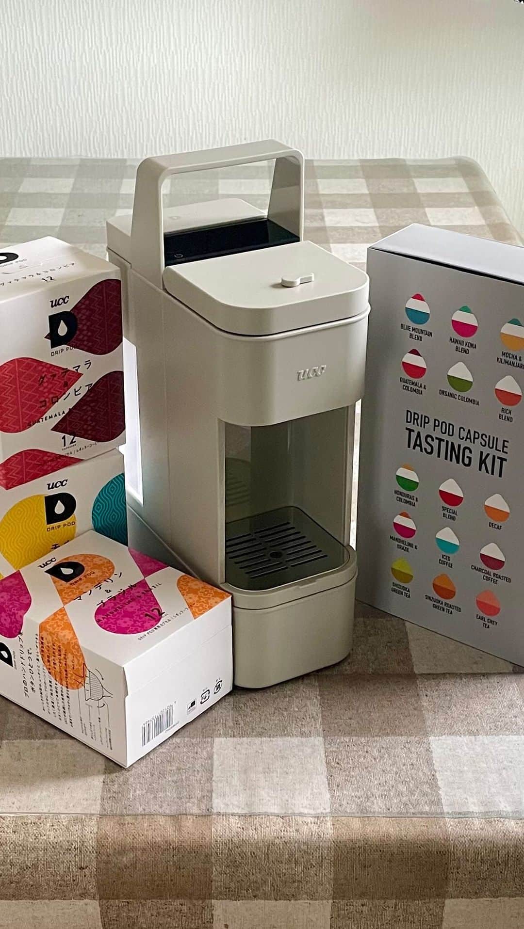 あみんのインスタグラム：「シンプルでかっこいいデザイン、更に使いやすくなった 『 DRIP POD YOUBI(ドリップポッド ヨウビ) 』が新発売です☕️ ⁡ @ucc_drippod ⁡ ボタンが液晶になり見た目がグッとカッコよく、そしてハンドルがついてるので片手で簡単に持ち運びしやすくなりました😊 ⁡ 職場と自宅の往復も楽々💓 ⁡ コンパクトになり、置き場所にも困らずインテリにも馴染みます🥰 ⁡ ボタンの音や、仕上がり音もクールな低音で作ってるときも更に静かになった気がします。 ⁡ お手入れも取り外して水洗いするだけなので、簡単に清潔さが保てます。 ⁡ 使い方は変わらず簡単。 水を適当な量入れて、飲みたいコーヒーカプセルをセットして、お好みでボタン操作🔘 (専用フィルターを使えばお好みのコーヒー(粉)を使っていただけます。) ⁡ スタートボタンを押せば、完成まで放置でOK💕 ⁡ 贈り物にもいいですよね❤️ ⁡ ⁡ ★公式だけの豪華なセット★ ☘️DRIP POD YOUBI  ボタニカルグリーン×1台 ☘️UCC DRIP POD  モカ＆キリマンジァロ12杯×1箱 ☘️UCC DRIP POD  マンデリン＆ブラジル12杯×1箱 ☘️UCC DRIP POD　グァテマラ＆コロンビア　12杯×1箱 ☘️テイスティングキット15杯×1箱 ⁡ ⁡ ストーリーにも載せてるので是非の確認くださいね🥰 ⁡ ⁡ ⁡ #コーヒーのある暮らし #コーヒー #コーヒーブレイク #コーヒー好きな人と繋がりたい #コーヒー好き #おうちカフェ #おうちじかん #PR」