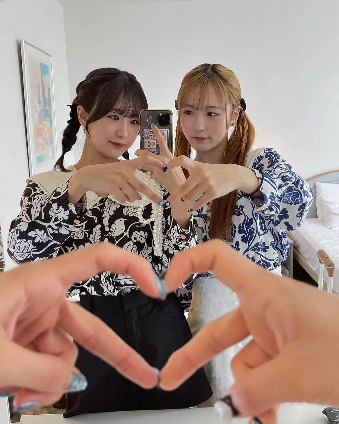 岩間妃南子さんのインスタグラム写真 - (岩間妃南子Instagram)「・ ・ ・ ふたごしまい🤍🖤💙 ・ ・ ・ #姉妹コーデ #双子コーデ #北海道旅行 #小樽 #小樽運河」10月8日 12時26分 - hinako.1116