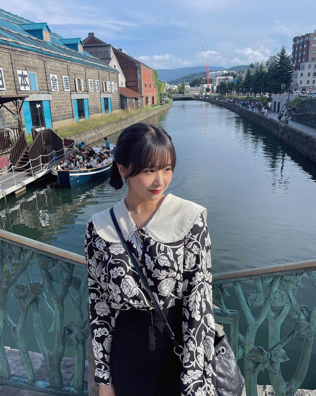 岩間妃南子さんのインスタグラム写真 - (岩間妃南子Instagram)「・ ・ ・ ふたごしまい🤍🖤💙 ・ ・ ・ #姉妹コーデ #双子コーデ #北海道旅行 #小樽 #小樽運河」10月8日 12時26分 - hinako.1116
