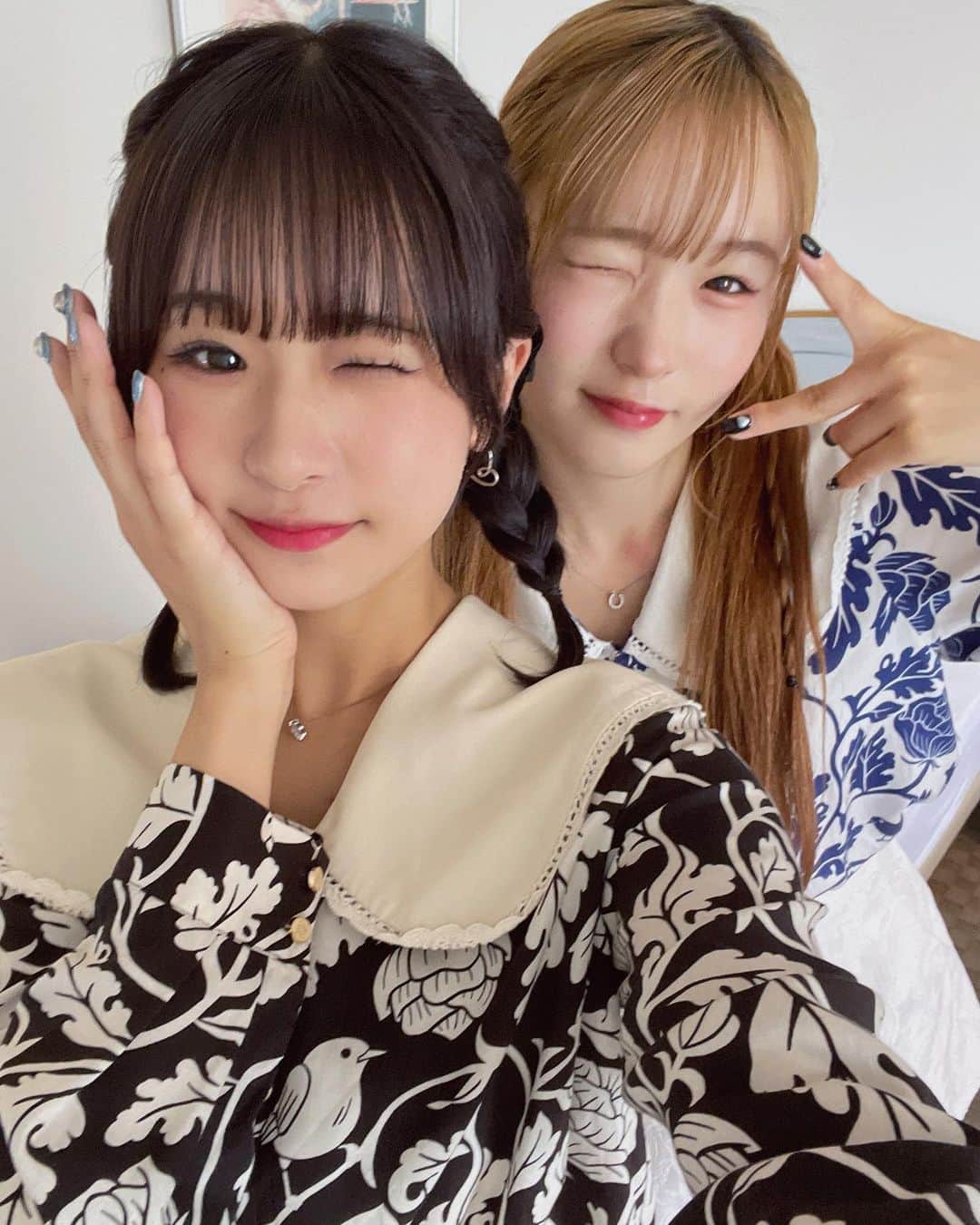 岩間妃南子さんのインスタグラム写真 - (岩間妃南子Instagram)「・ ・ ・ ふたごしまい🤍🖤💙 ・ ・ ・ #姉妹コーデ #双子コーデ #北海道旅行 #小樽 #小樽運河」10月8日 12時26分 - hinako.1116
