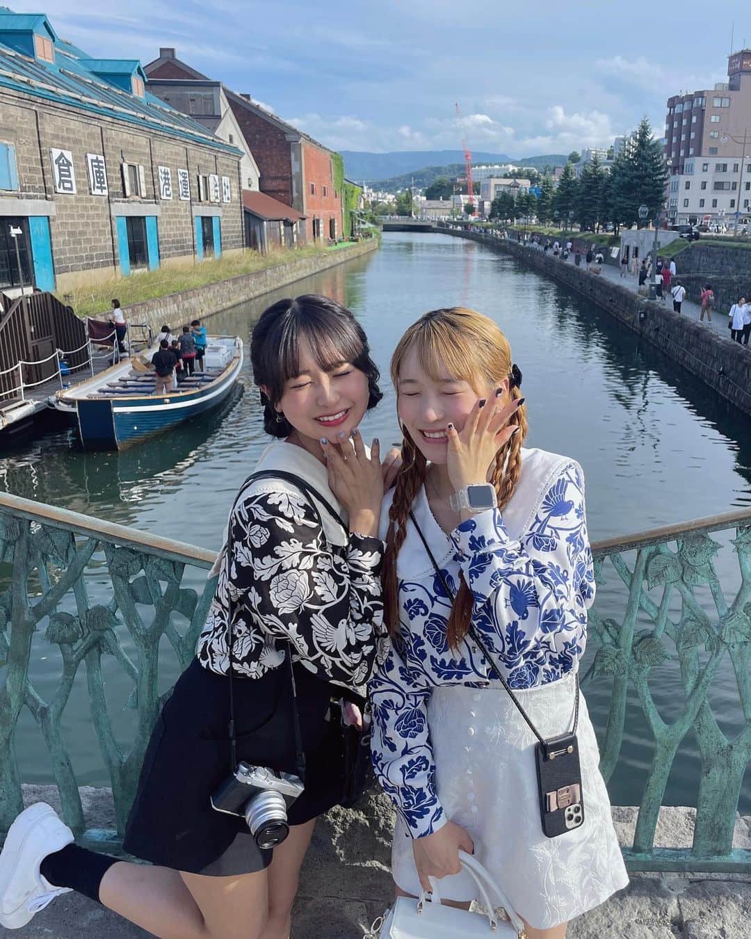 岩間妃南子さんのインスタグラム写真 - (岩間妃南子Instagram)「・ ・ ・ ふたごしまい🤍🖤💙 ・ ・ ・ #姉妹コーデ #双子コーデ #北海道旅行 #小樽 #小樽運河」10月8日 12時26分 - hinako.1116
