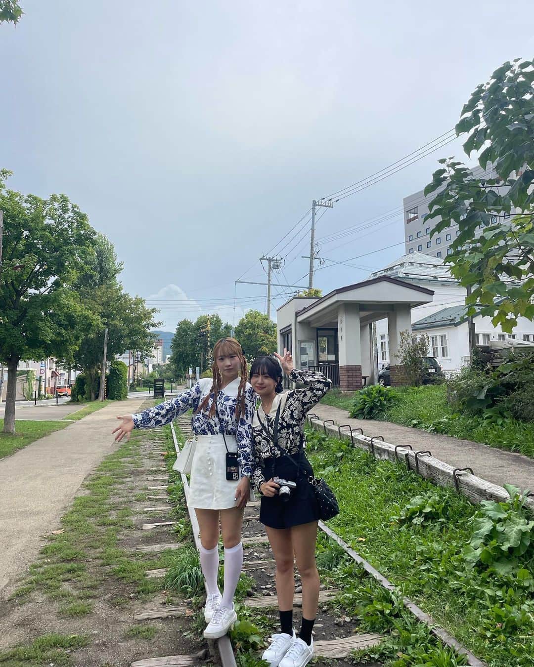 岩間妃南子さんのインスタグラム写真 - (岩間妃南子Instagram)「・ ・ ・ ふたごしまい🤍🖤💙 ・ ・ ・ #姉妹コーデ #双子コーデ #北海道旅行 #小樽 #小樽運河」10月8日 12時26分 - hinako.1116