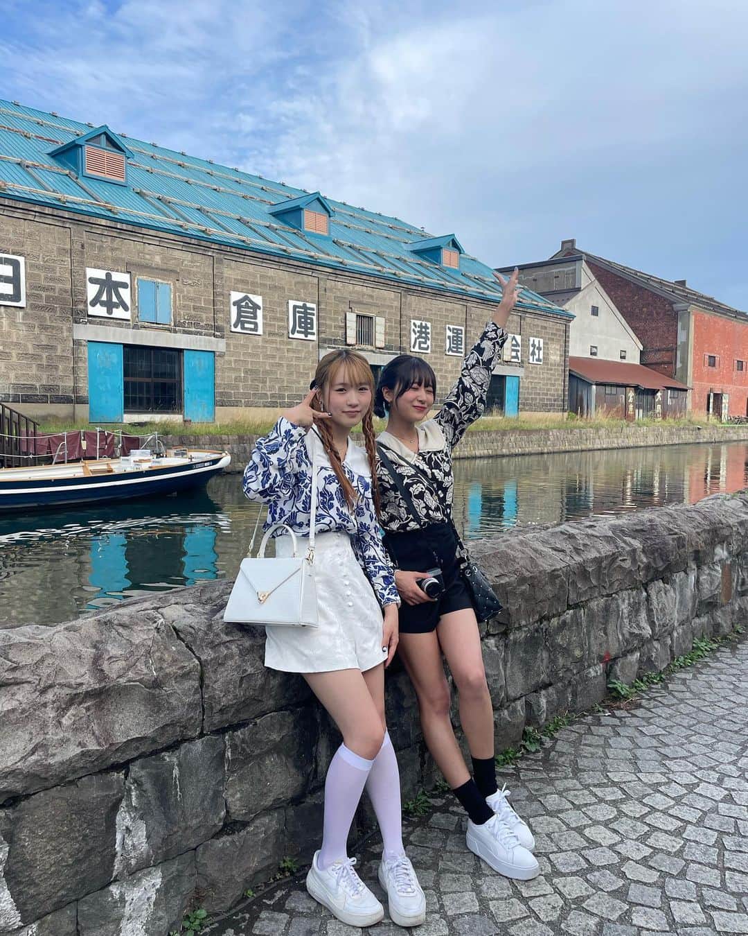 岩間妃南子さんのインスタグラム写真 - (岩間妃南子Instagram)「・ ・ ・ ふたごしまい🤍🖤💙 ・ ・ ・ #姉妹コーデ #双子コーデ #北海道旅行 #小樽 #小樽運河」10月8日 12時26分 - hinako.1116