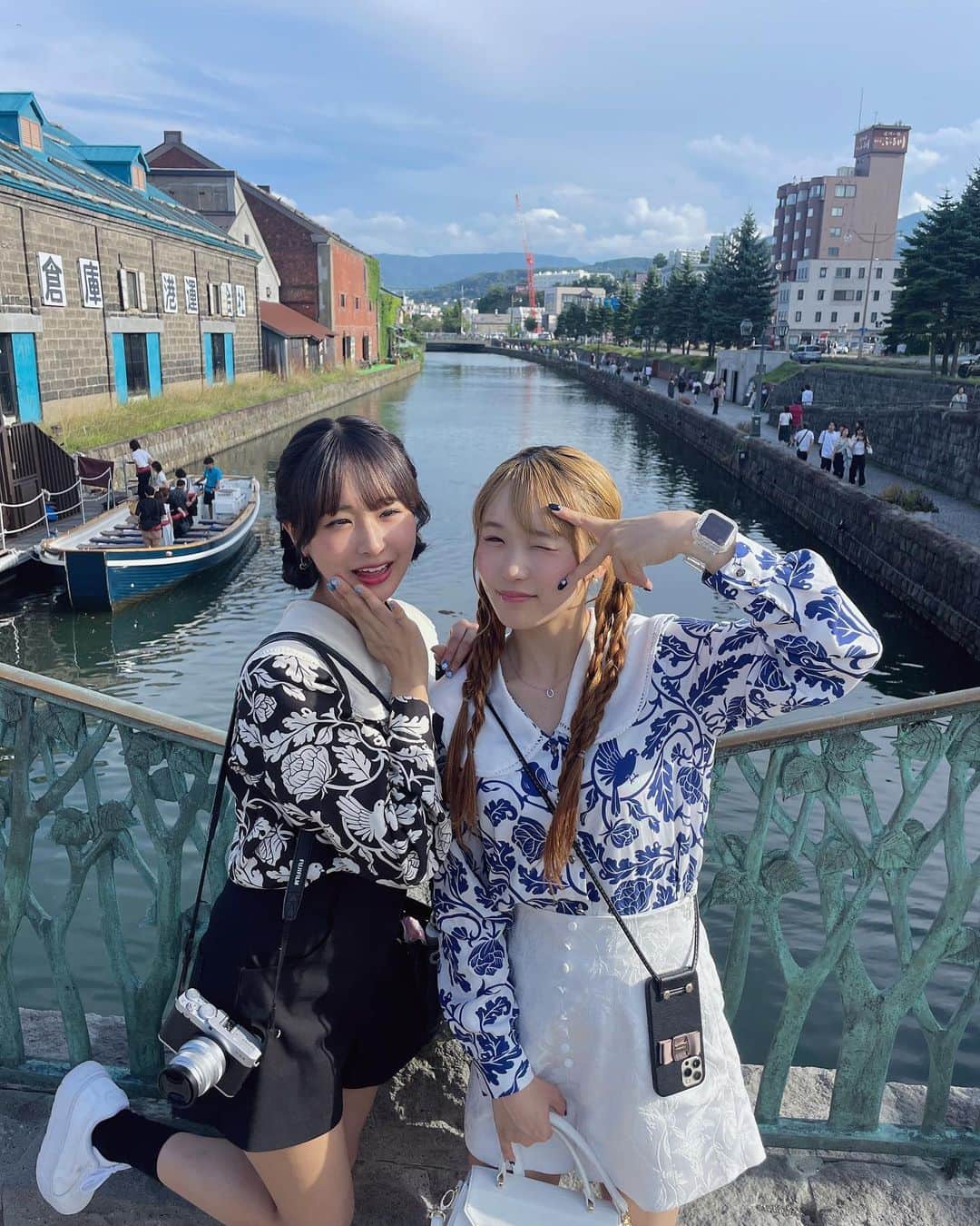 岩間妃南子さんのインスタグラム写真 - (岩間妃南子Instagram)「・ ・ ・ ふたごしまい🤍🖤💙 ・ ・ ・ #姉妹コーデ #双子コーデ #北海道旅行 #小樽 #小樽運河」10月8日 12時26分 - hinako.1116
