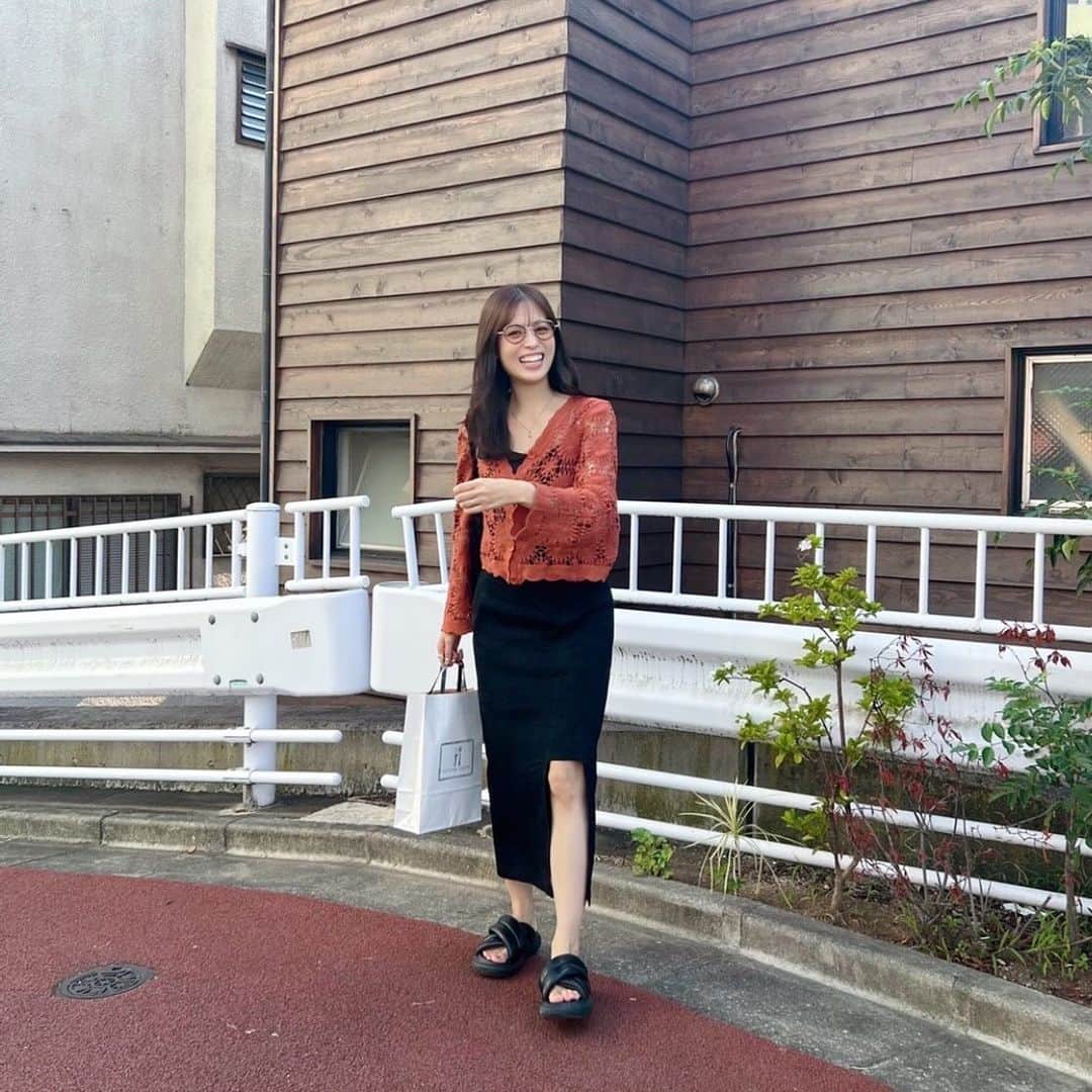 長谷川愛のインスタグラム：「先日うららさん( @ulala_u_c )に 撮ってもらいました📷  久しぶりに全身コーデ撮ってもらえて嬉しかった♡  トップスは @asknowasplus  スカートは @cielair  サンダル は @gu_for_all_   もう一気に肌寒くなりました。今年は秋の時間が短そうですね😖だけど、ファッションで色々楽しめたらなと思います💕  みんなは秋冬の洋服ゲットしましたかー❓  #ootd #ファッション #秋コーデ  #秋冬コーデ #秋冬ファッション #fashion #fashionstyle」