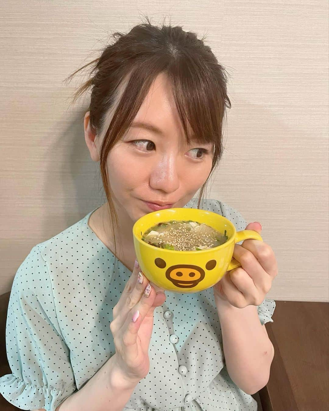 にゃんさんゴルフさんのインスタグラム写真 - (にゃんさんゴルフInstagram)「夜遅くに小腹が空くときあるよね？？🤣 罪悪感のないちょい飯の紹介🐈🌬️ お豆腐だからヘルシー👏  具材と水を入れてレンジで3分でできちゃうから簡単！！👍  今回は担々スープに、春雨と胡麻を入れてアレンジしてみた🙆‍♀️  東北・関東・甲信越・静岡のスーパーマーケットで発売してるよん🎶  #PR #レンジで3分かんたん満足ちょい飯豆腐 #レンジで3分簡単ヘルシーちょい飯豆腐 #担々スープ#春雨#ごま#アレンジ #タカノフーズ#おかめ豆腐#ちょい飯」10月8日 12時33分 - miiiii0228