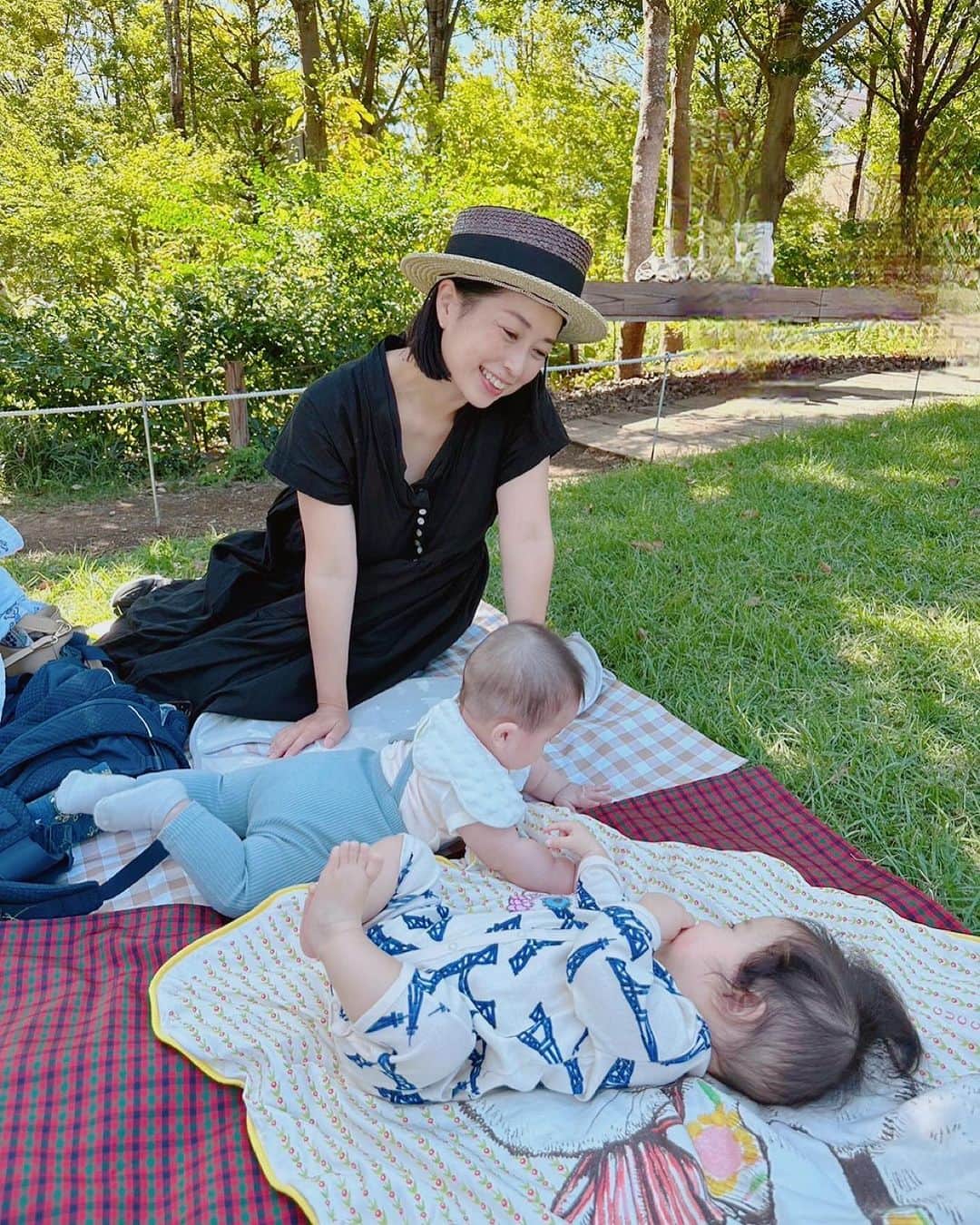 美甘子さんのインスタグラム写真 - (美甘子Instagram)「ののあおやまの芝生にて、こばえみちゃんに撮影してもらった写真☺️子どもと自分の写真ってなかなか撮ってもらえないので嬉しい☺️ 赤ちゃん同士の触れ合いも可愛くて見ていて温かな気持ちになりました☺️ 最後の2枚は芝生を満喫するゆうピー。はるピーの方が手がかかるので、いつもゆうピーは後回しにしてしまうので、昨日は思い切ってはるピーをほっとステイに預けました。なので、ゆうピーは私を独り占めできる時間が嬉しかったかな^_^ お迎えに行ったはるピーも泣かずにいい子だったようでほっとしましたー。預かってもらえるのが本当にありがたい。申し込み、面談、慣らし保育を経てなので、なかなか預けられるようになるまでのハードルはありますが、リフレッシュできて良かったです。  #ののあおやま」10月8日 12時35分 - rekish_mikako