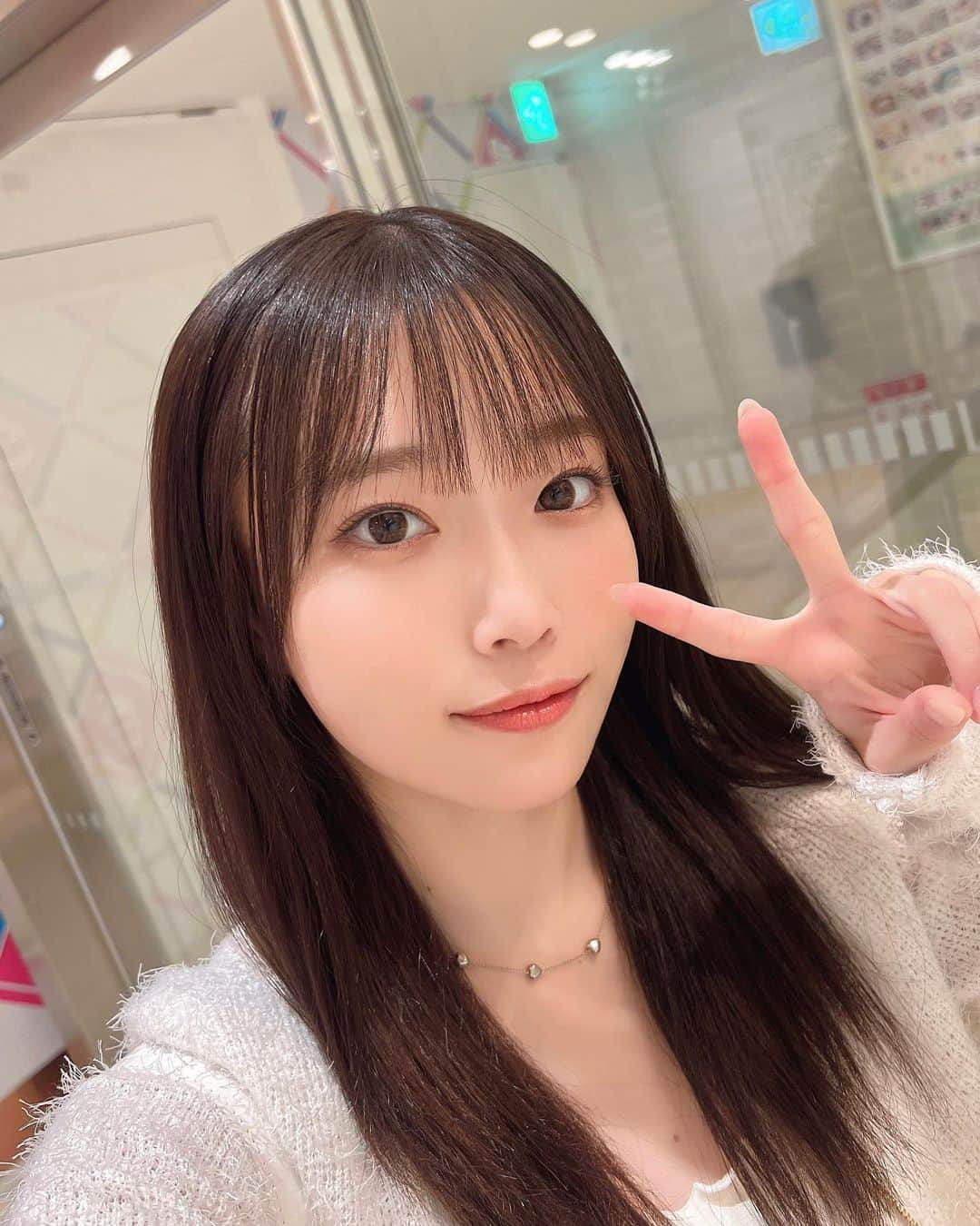 岸みゆのインスタグラム：「高画質自撮り💕 ピースがちょいダサですが、、ご愛嬌？」