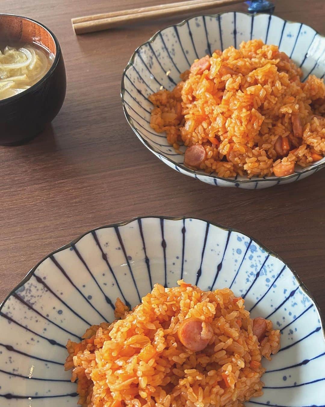 多岐川華子のインスタグラム：「冷蔵庫に鶏肉はなかったから、ウインナーバージョンのチキンライス🫶 塩麹もちょこっと入れて、あぁ美味しかった🪐  #日曜日のお昼ごはん #はなこ飯」