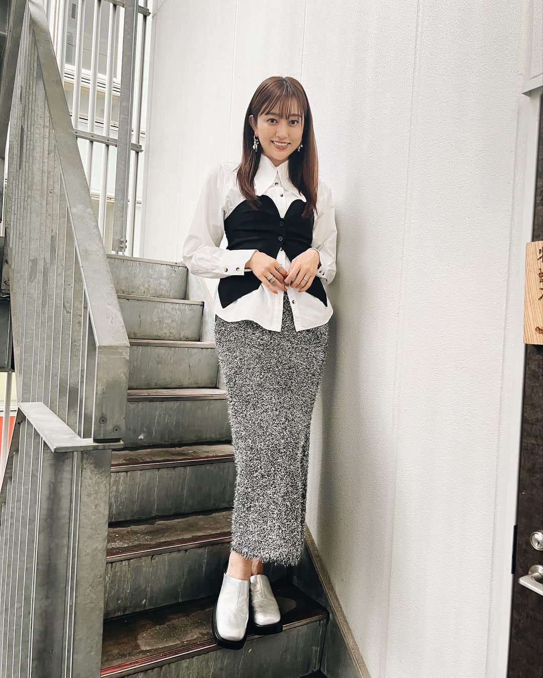 菊地亜美のインスタグラム：「. 最近の衣装まとめ🌼 完全に秋衣装になってきました🍂🤎 安定の手の位置👵」