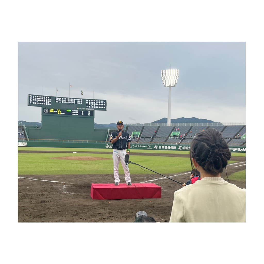 羽村亜美のインスタグラム：「おとといから 宮崎入りで  ファーム日本選手権！！！ ソフトバンクホークス vs 読売ジャイアンツ  前日練習を取材 and  ホークス 小久保監督  ジャイアンツ 二岡監督  インタビュー🎤  お二人は、現役時代いつも一緒にいたとのことでして 本当に本当に楽しみです！と。  お互いの話しをふったとき 表情が柔らかくなり 楽しいインタビューとなりました🎤  さて、昨日は、、  4点をおいかけるホークスが 終盤のつながりで大逆転で 日本一！！！！！  優勝監督インタビュー🏅 そして、ヒーローインタビューは 育成の川村選手🎤  次の日５２歳のお誕生日を迎える 小久保監督の 前日お祝いとなり こちらも 楽しいインタビューとなりました🎤😊  ファーム選手権では 毎年 開会セレモニーなども 担当させて頂き 普段あまりやらない選手の呼び込みなどもあり ほんとにあっという間に過ぎてしまう 2日間！！！  毎年恒例の鶏、そして、うどん。 最高すぎる2日間！！  今年もありがとうございました！」